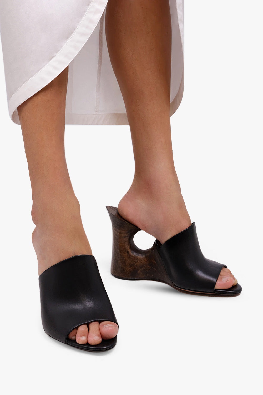 LA SCULPTURE CALFSKIN AND WOOD 100MM MULE | BLACK - 4