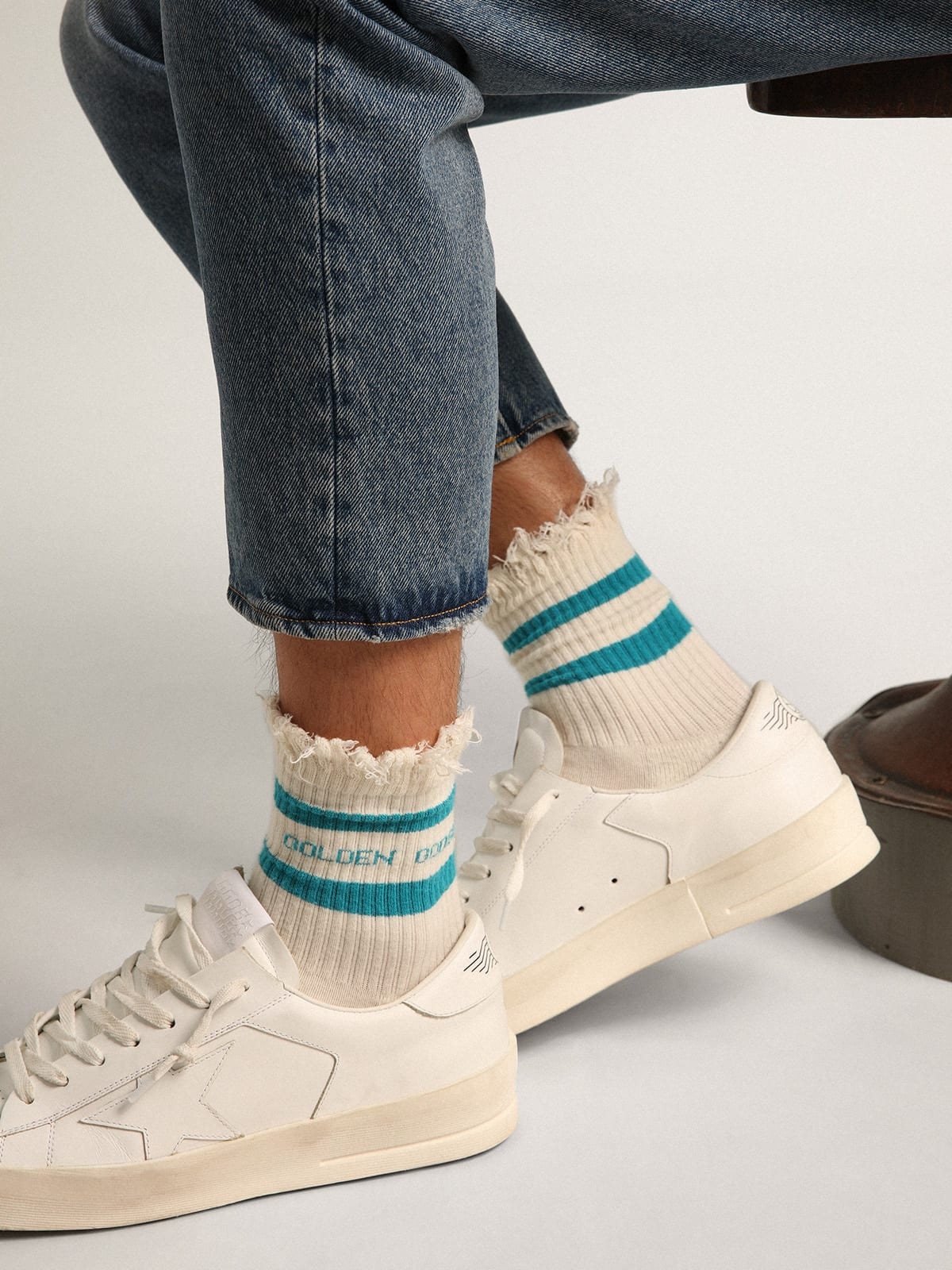 Distressed-finish white socks with turquoise logo and stripes - 4