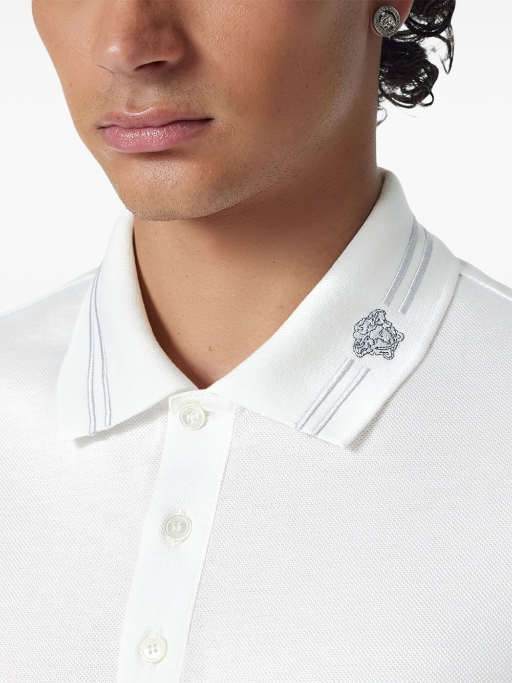 Medusa-embroidered polo shirt - 5