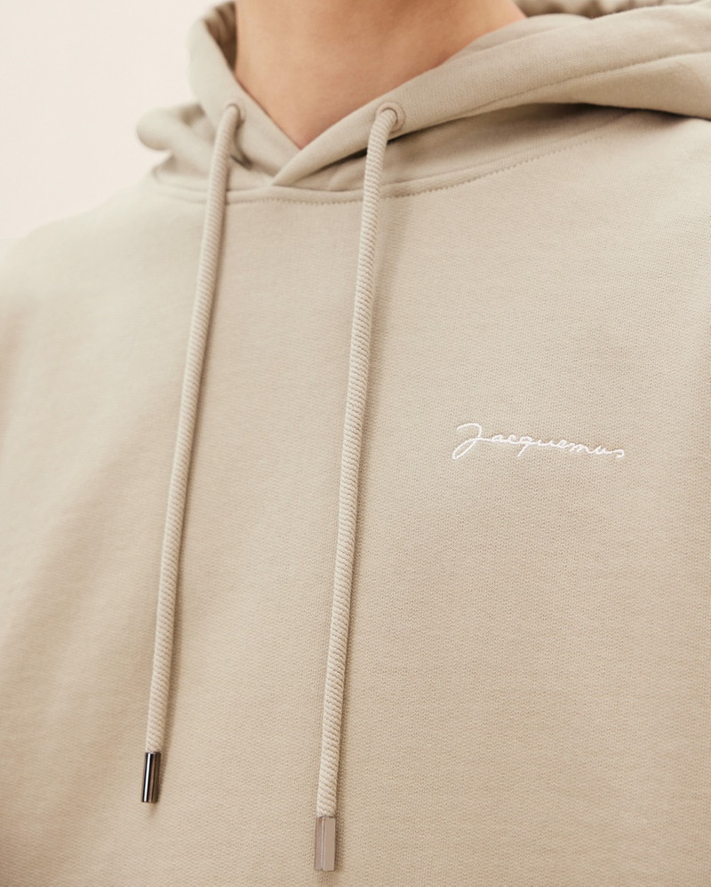 Le sweatshirt brodé 4