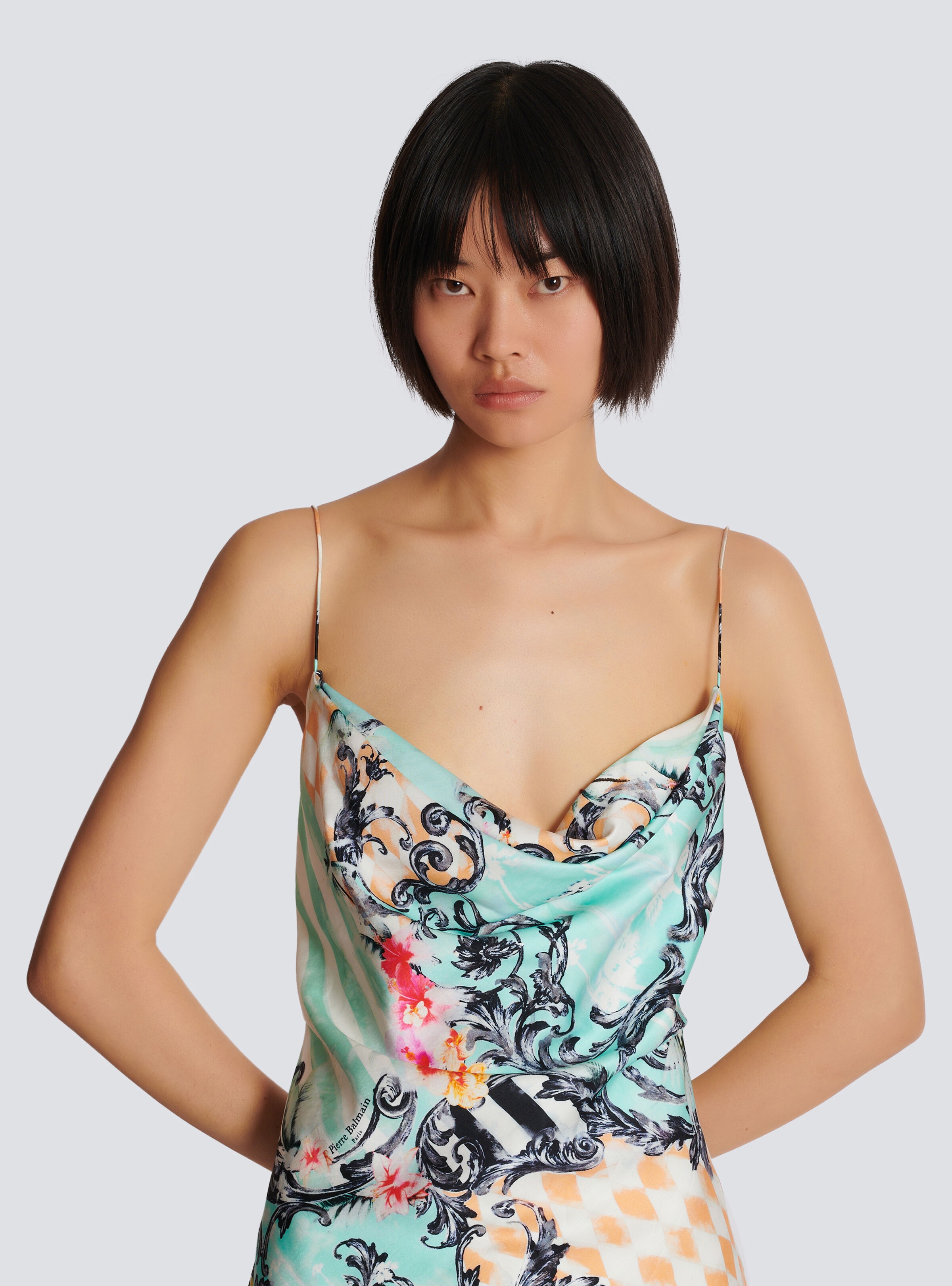 Short satin slip dress with Baroque print - 7