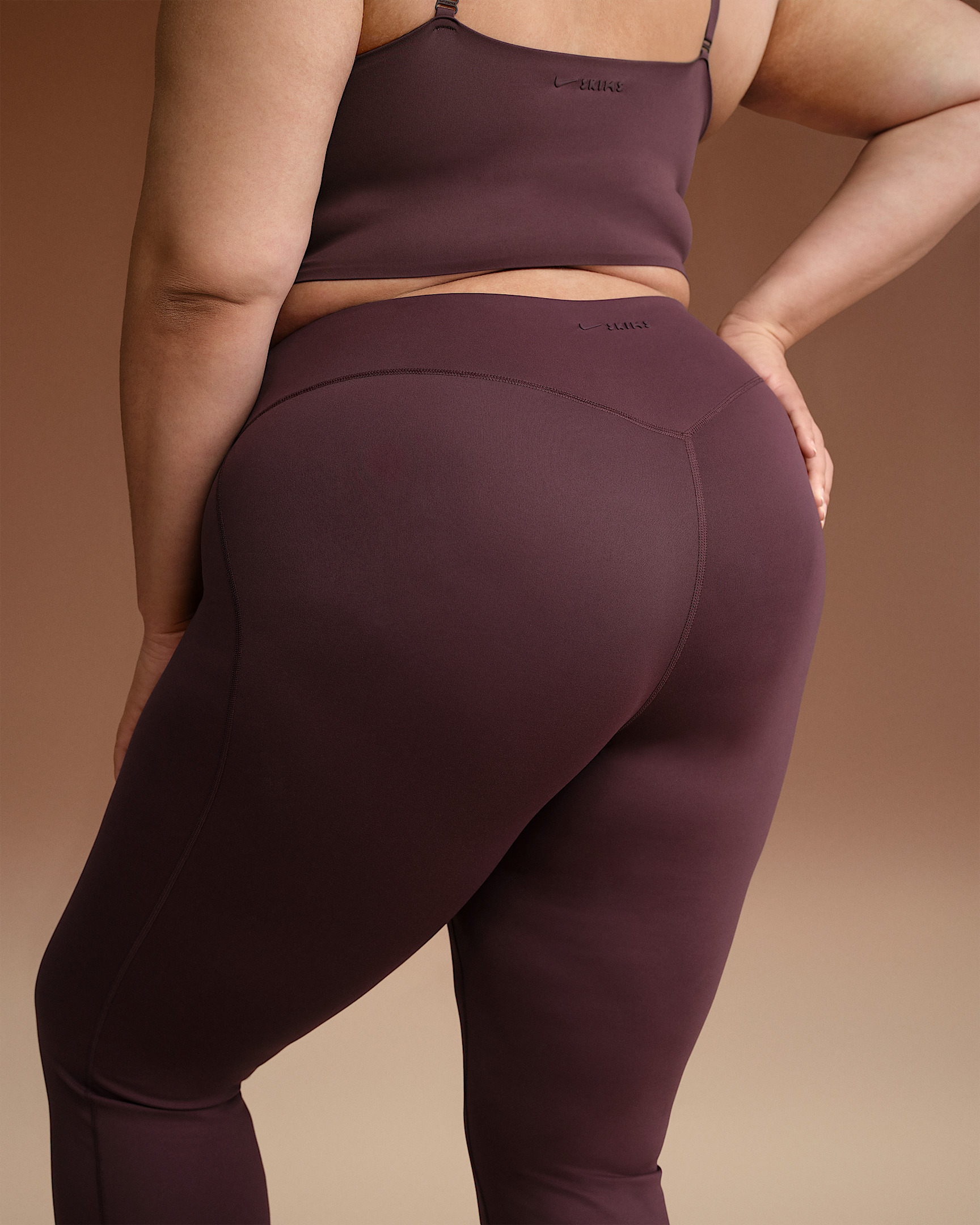 NikeSKIMS Matte Women's High-Waisted Slim Flared Leggings - 8