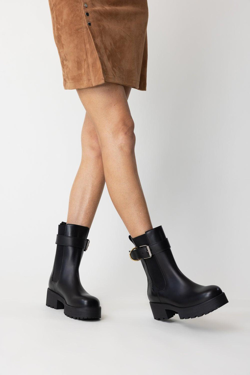 Givenchy Voyou Chelsea Boots outlook