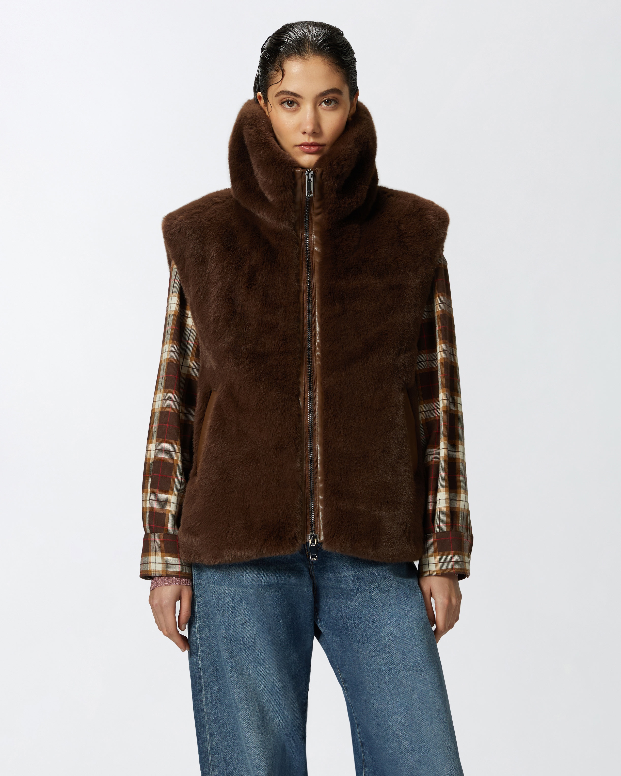 SLEEVELESS FAUX FUR JACKET WITH HIGH COLLAR. - 2