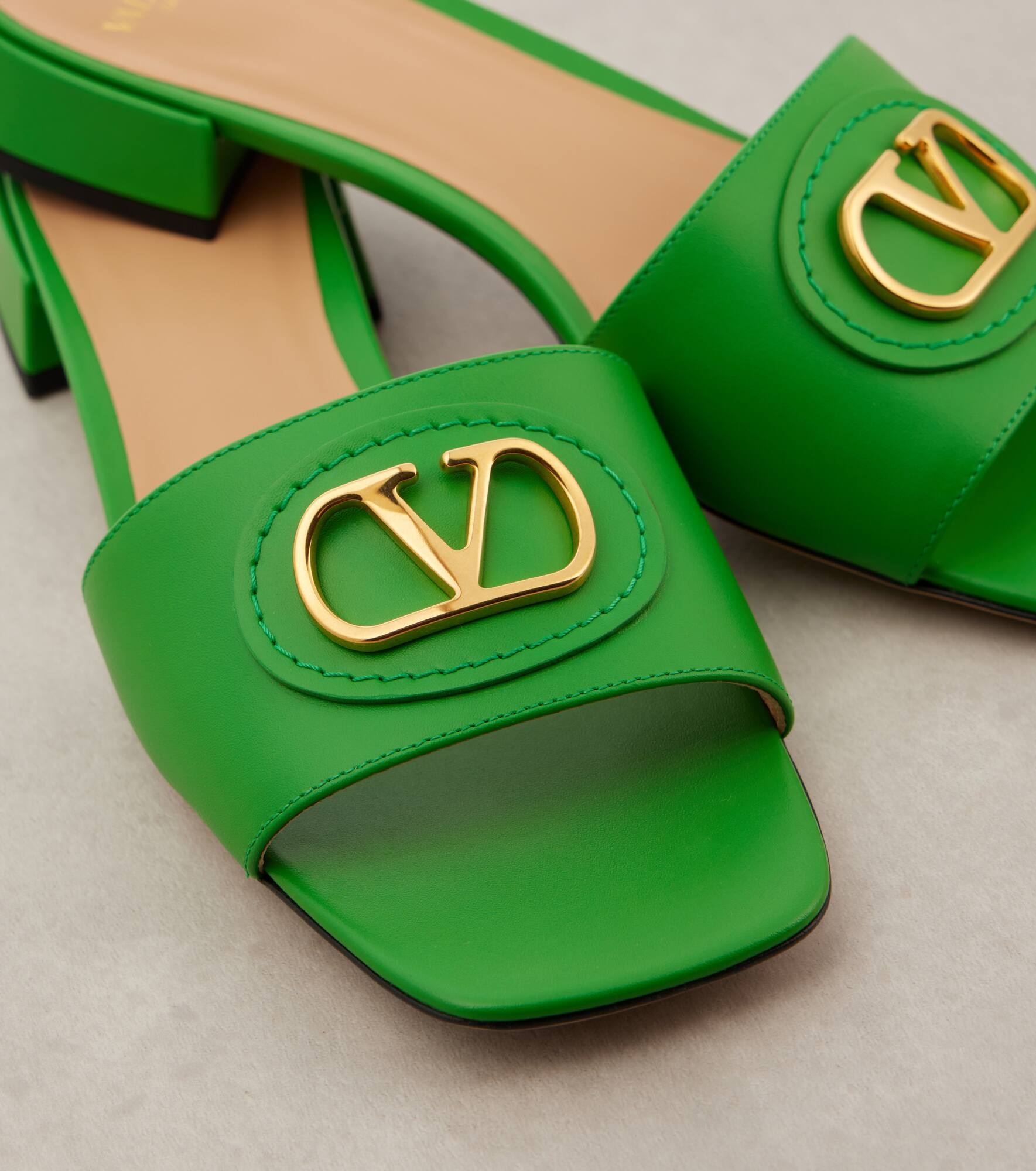 VLogo Signature leather slides - 5