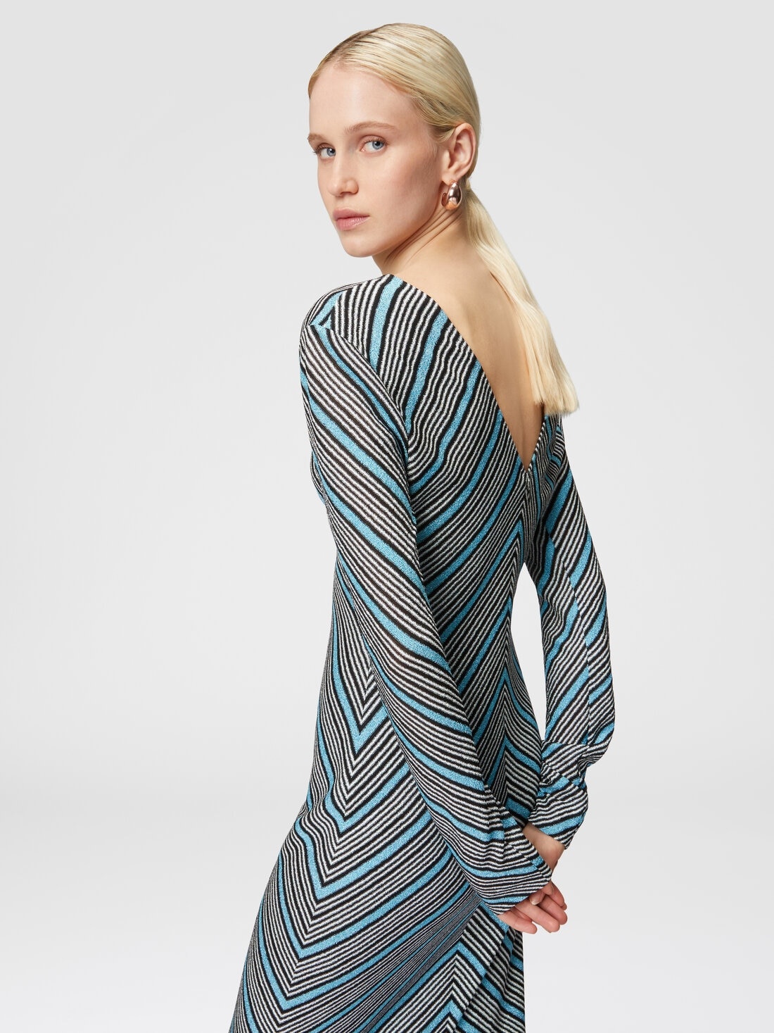 Long striped dress with plunging V-neckline - 5