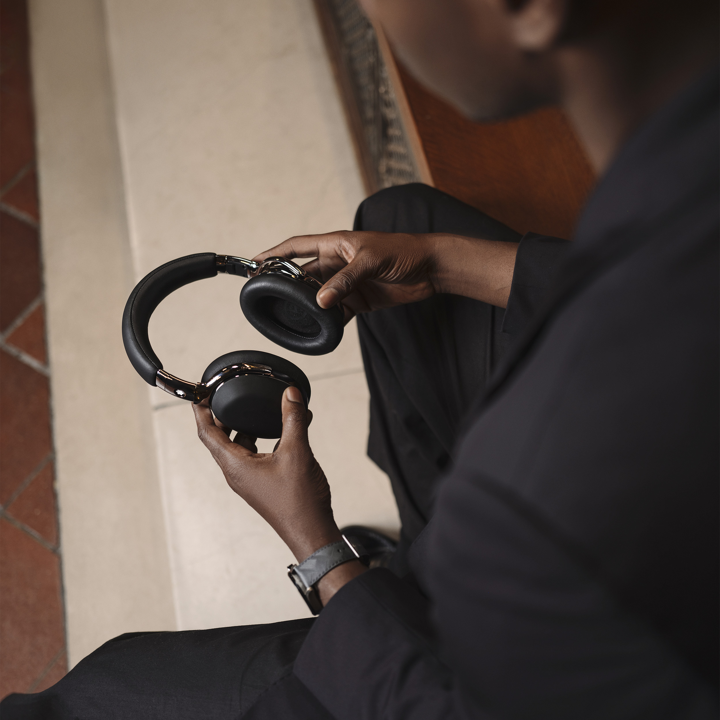 MONTBLANC MB 01 OVER-EAR HEADPHONES X MONTBLANC ULTRABLACK EDITION - 4