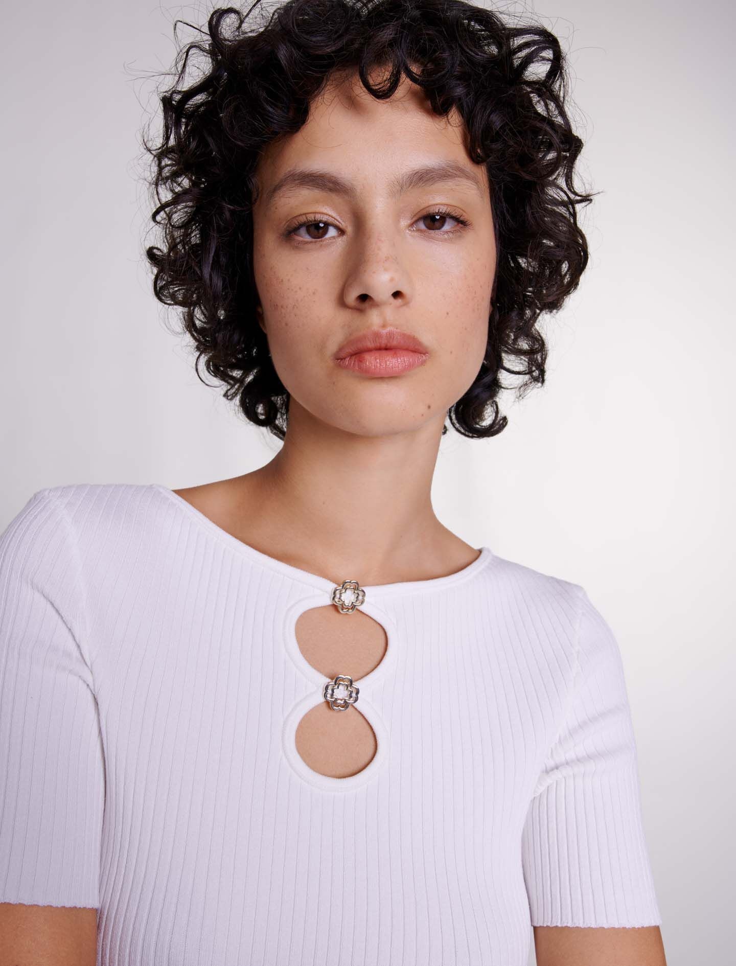 Cutaway knit top with jewellery - 3