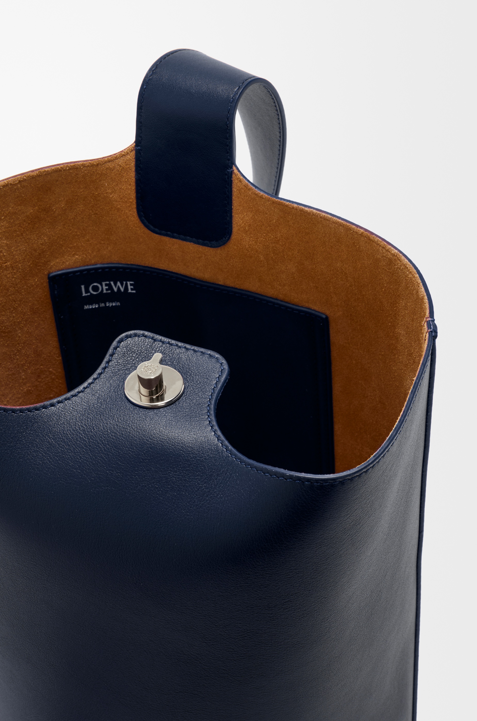 Medium Pebble Bucket bag in mellow calfskin - 7