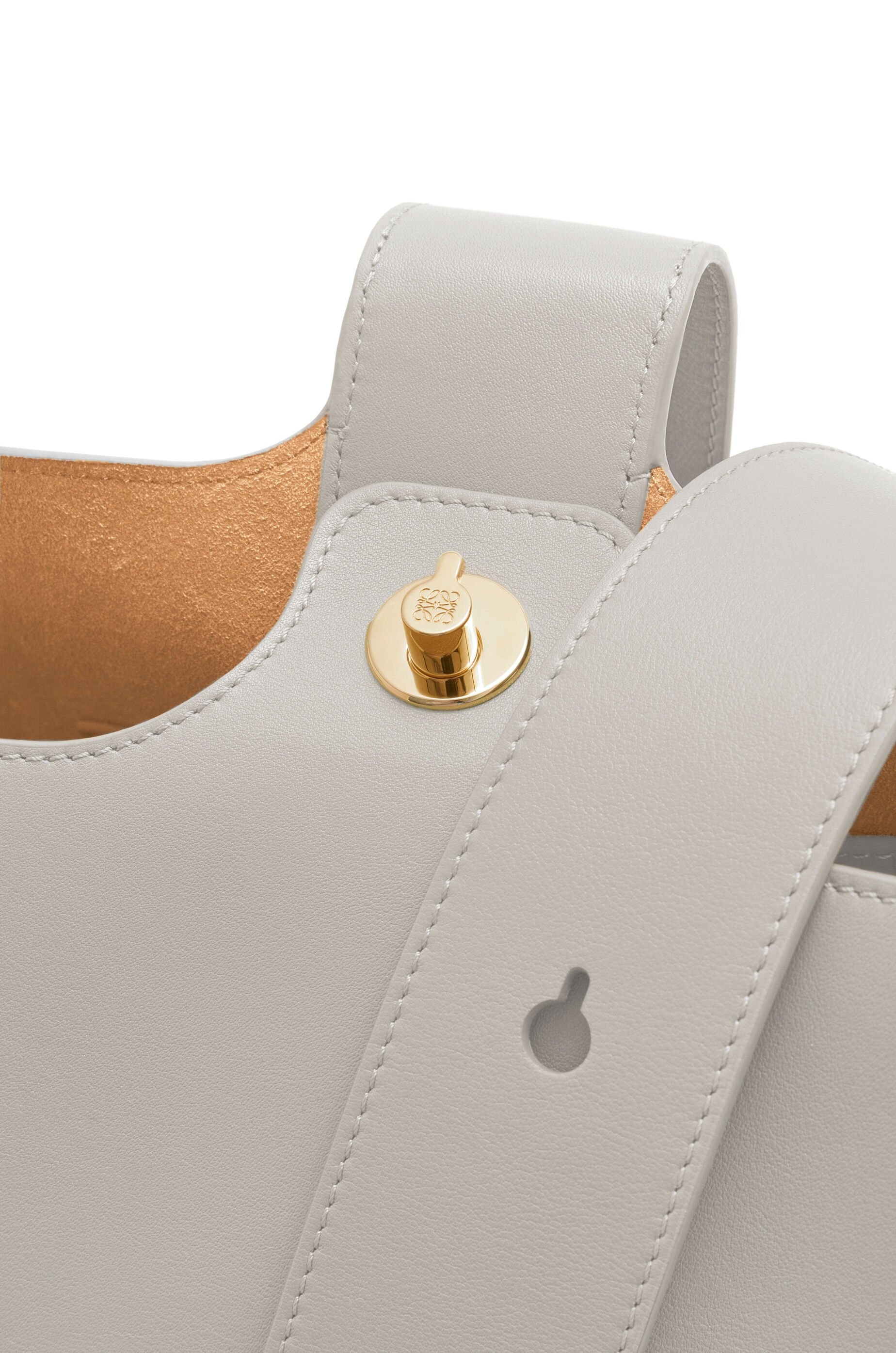 Medium Pebble bucket in smooth calfskin - 6