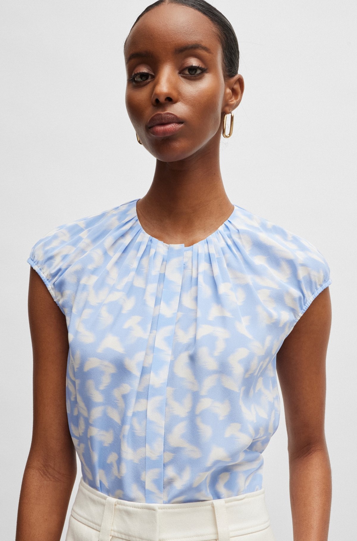 COLLARLESS CAP-SLEEVE BLOUSE IN PRINTED SILK - 4