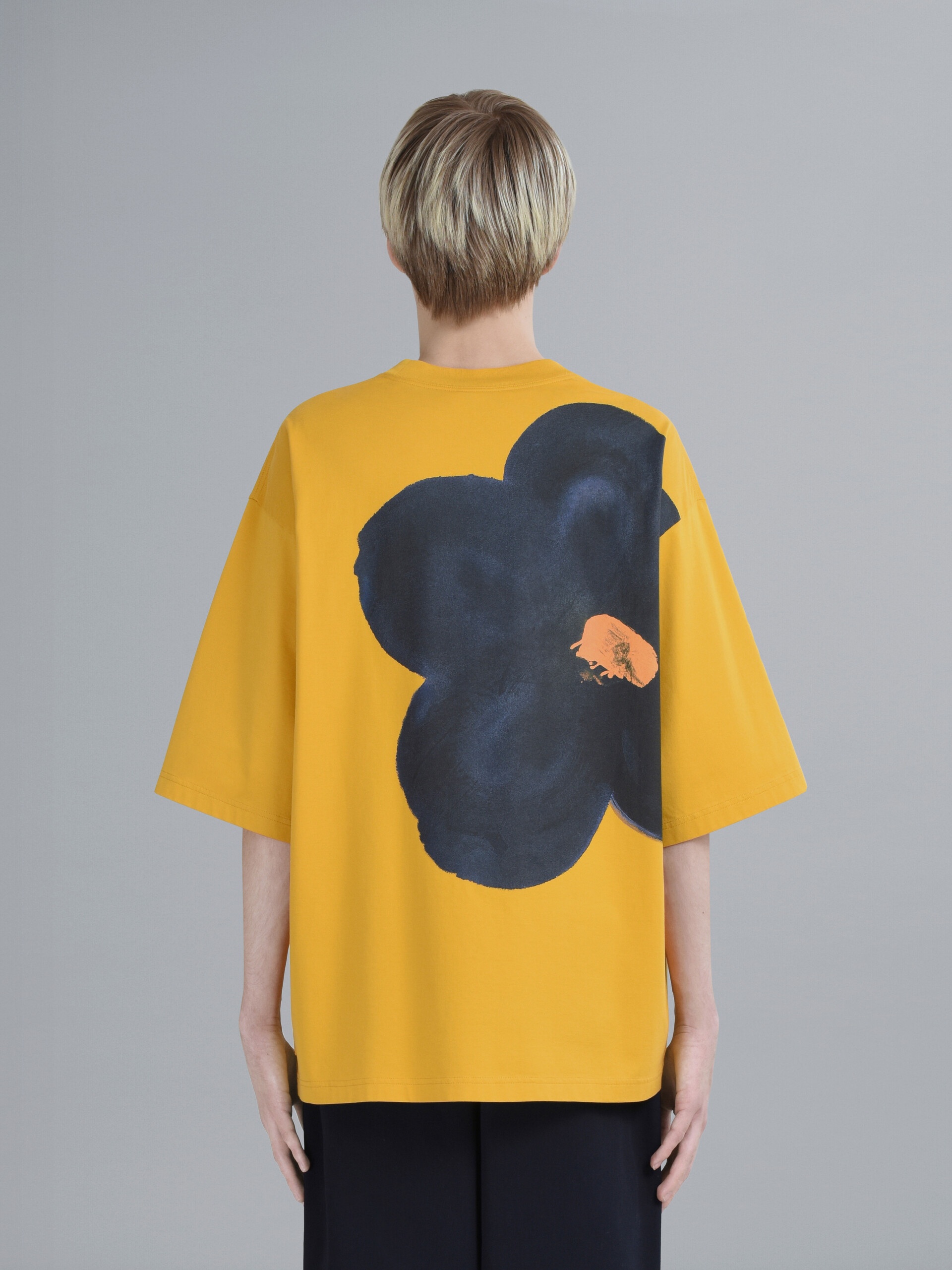 BLACK DAISY PRINT YELLOW JERSEY CREWNECK T-SHIRT - 3