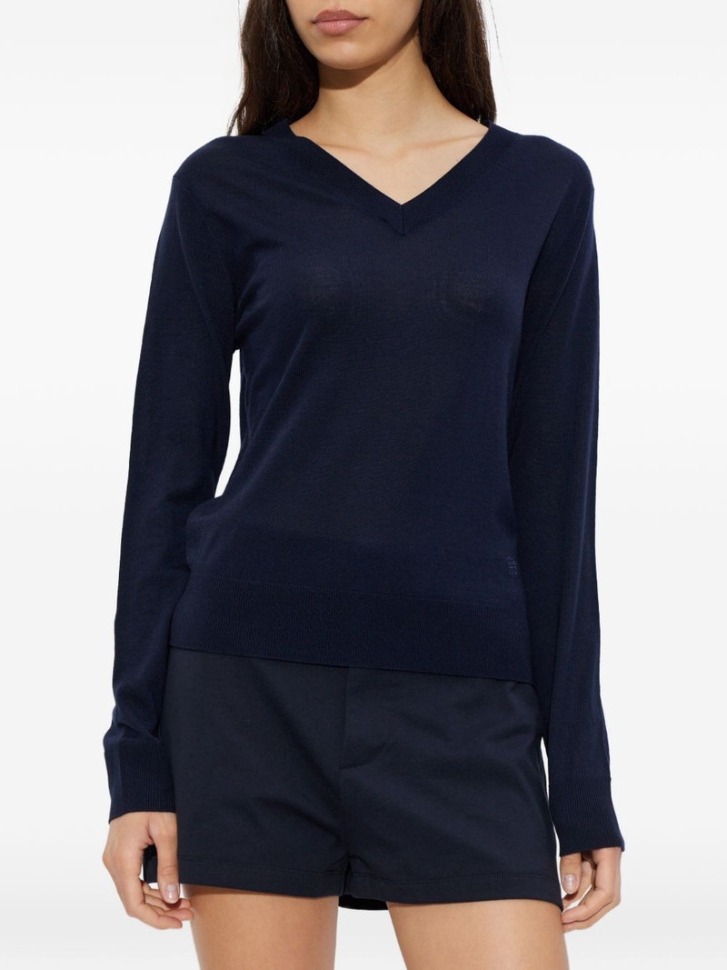 V-neck logo top 3