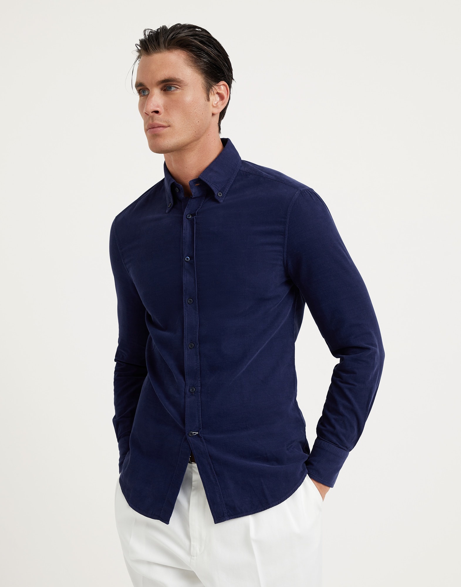 Garment-dyed slim fit shirt in narrow wale corduroy with button-down collar - 1