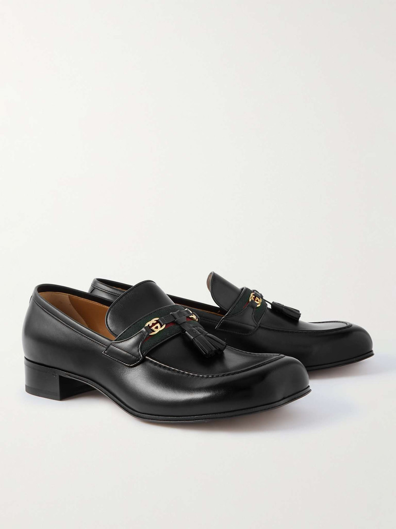 남자의 moccasin 와 tassels 3