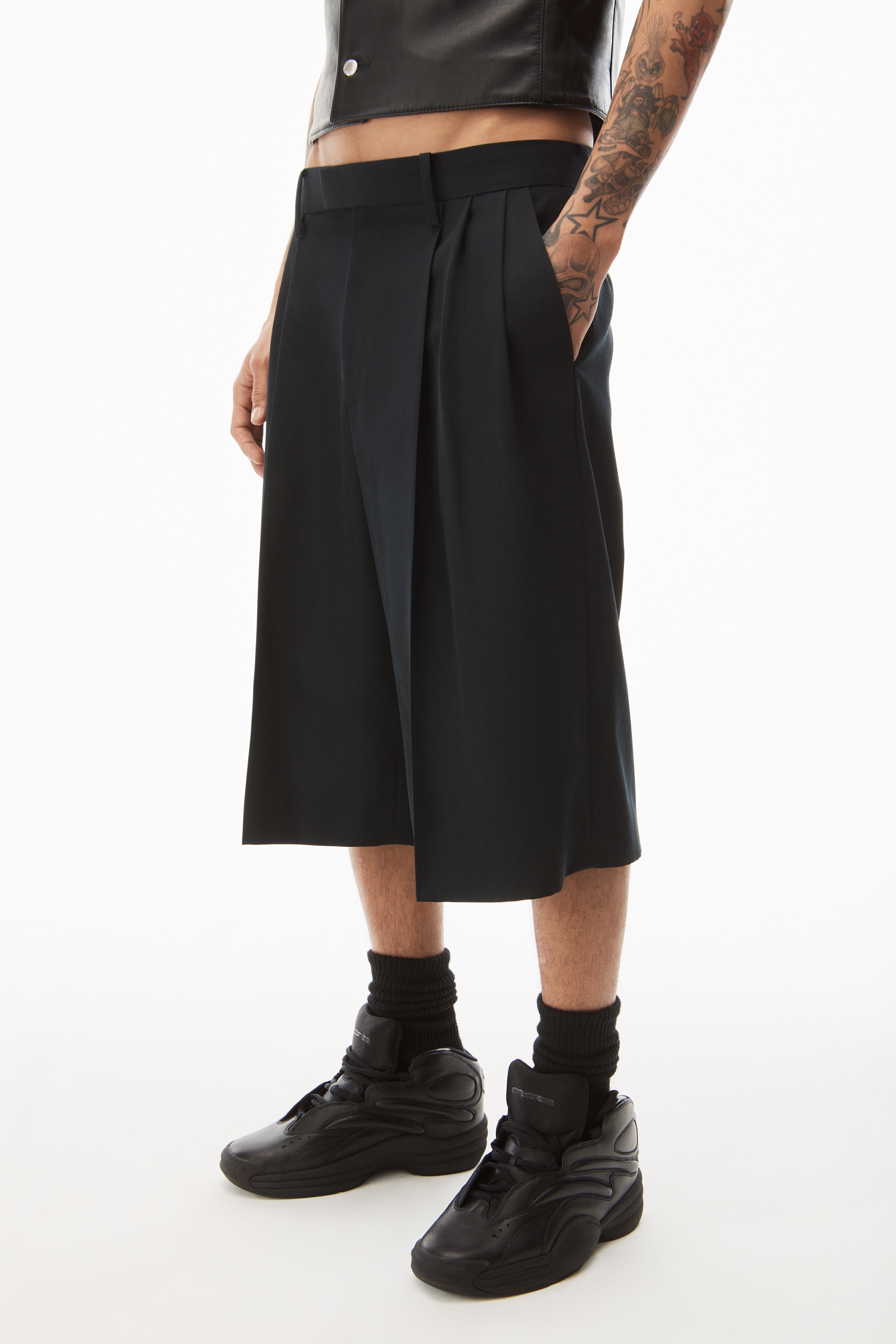 THREE PLEAT TAILORED SHORT IN WOOL BLEND - 3