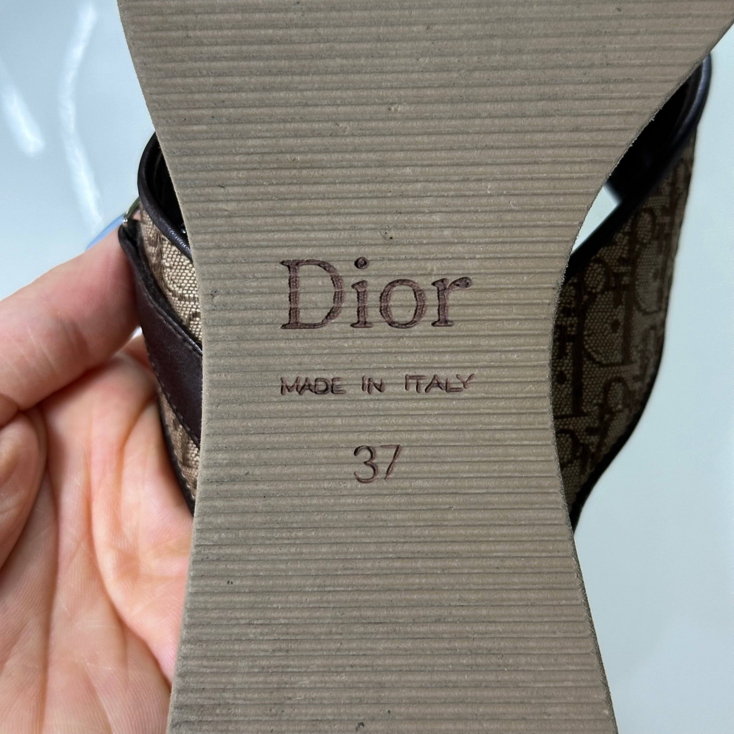 CHRISTIAN DIOR Spring Summer 2005 Trotter Flip-Flop Sandals - 8