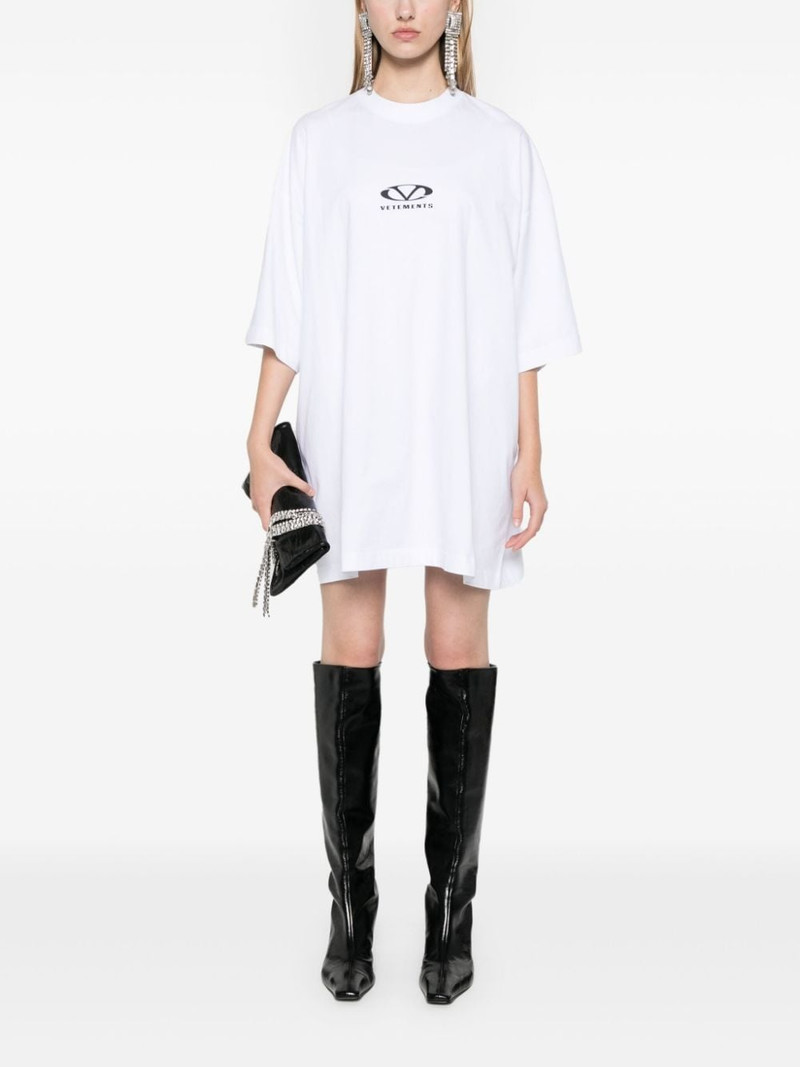 VETEMENTS logo-print T-shirt outlook