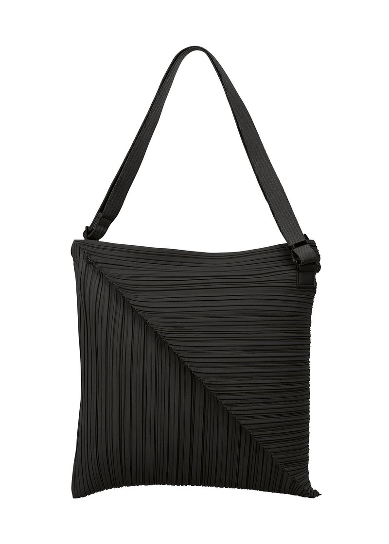 DIAGONAL PLEATS BAG 1