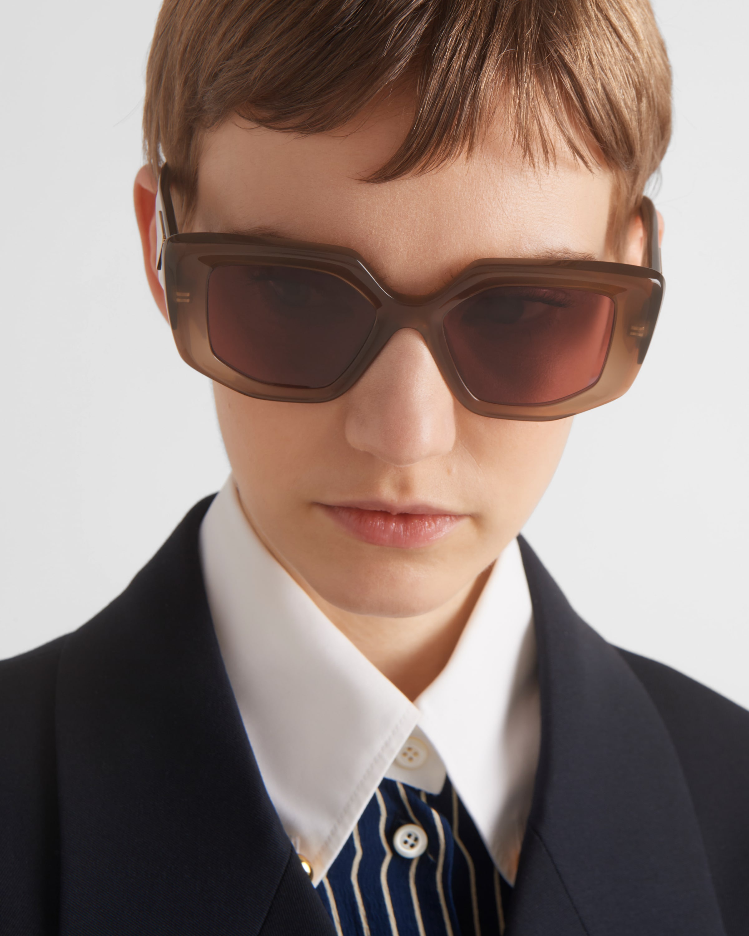 Sunglasses with the Prada logo - 2