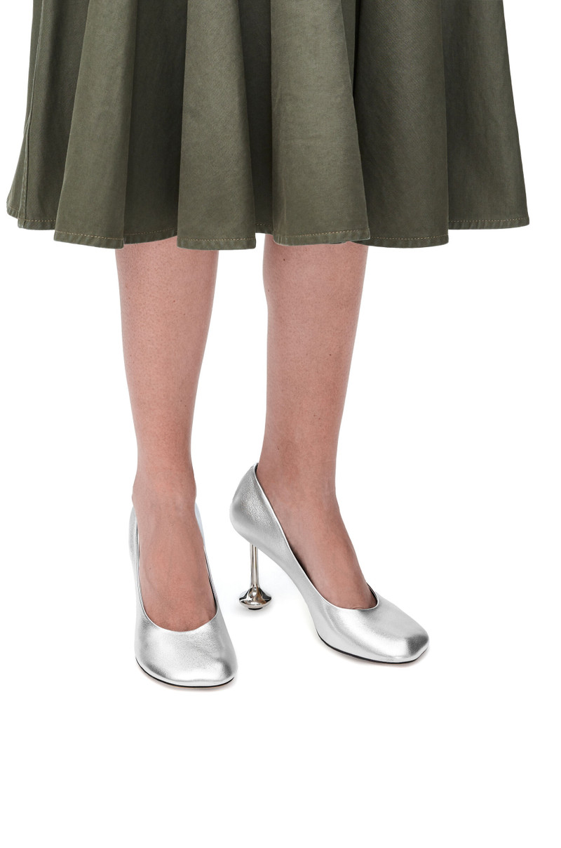 Loewe Toy pump in laminated lambskin outlook