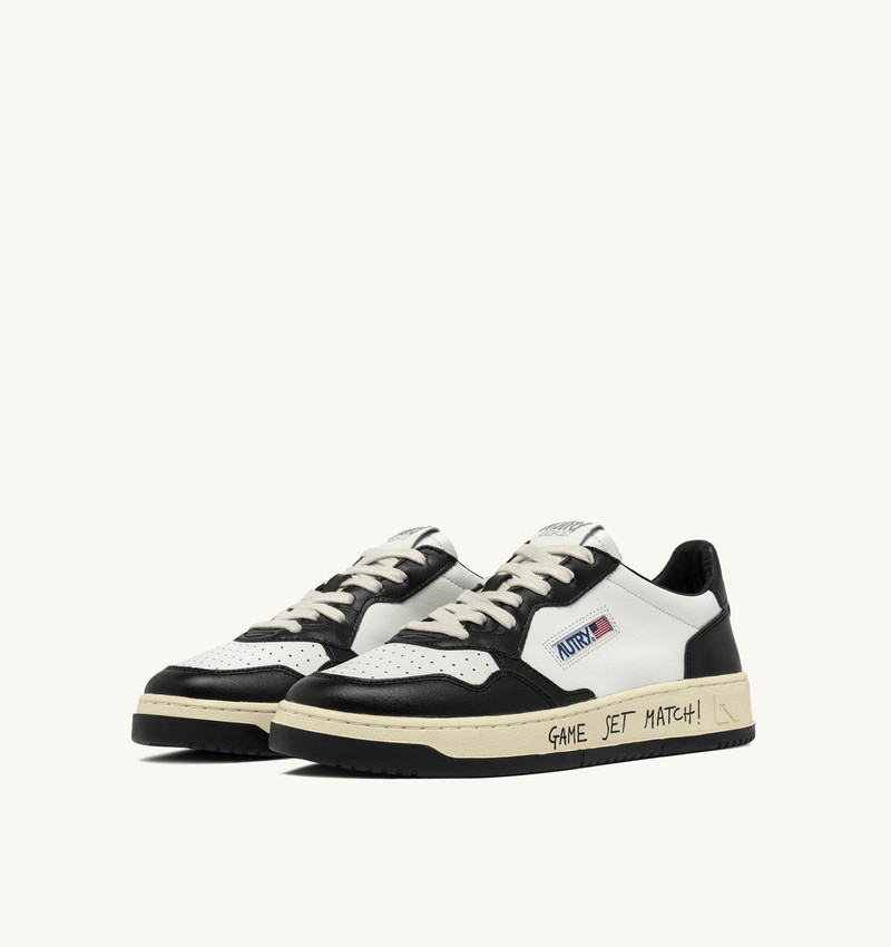AUTRY MEDALIST LOW SNEAKERS IN WHITE AND BLACK LEATHER WITH LETTERING outlook