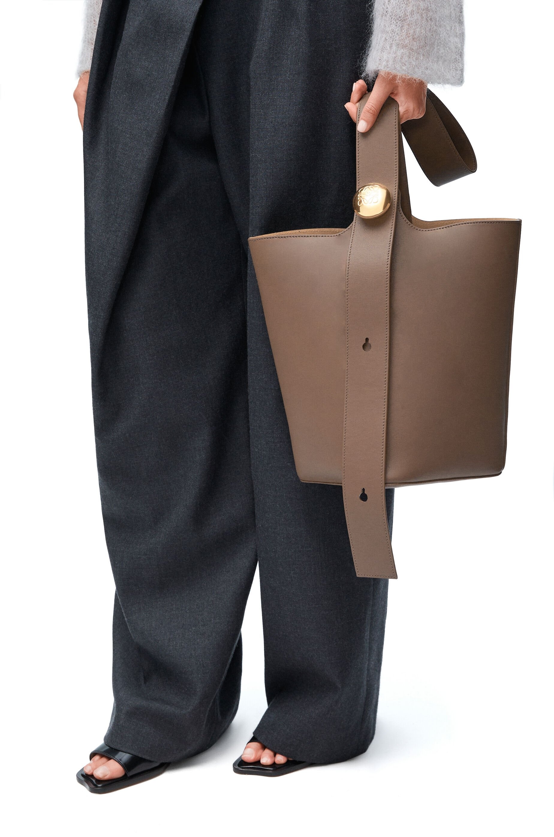 Medium Pebble bucket in mellow calfskin - 3