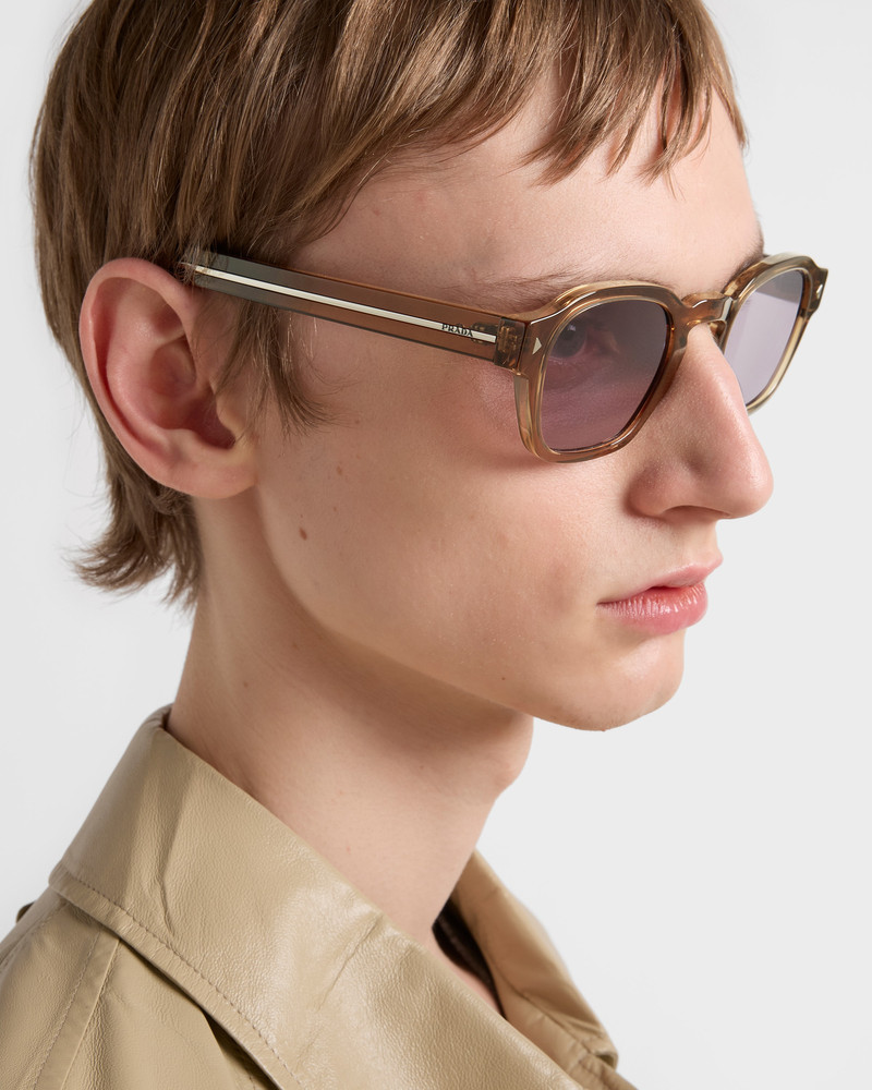 Sunglasses with the iconic metal plaque 6
