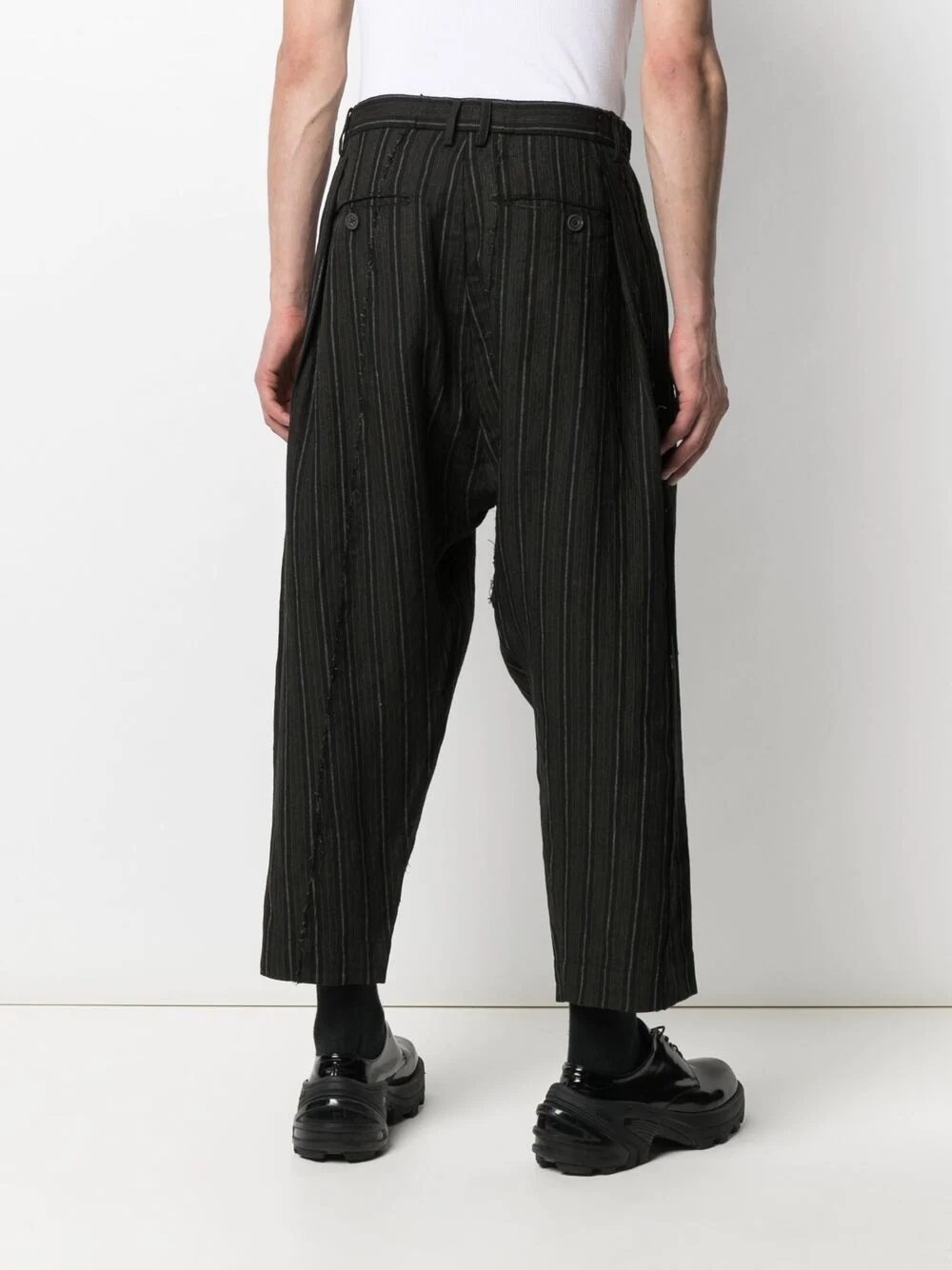 cropped pinstripe-pattern trousers - 4