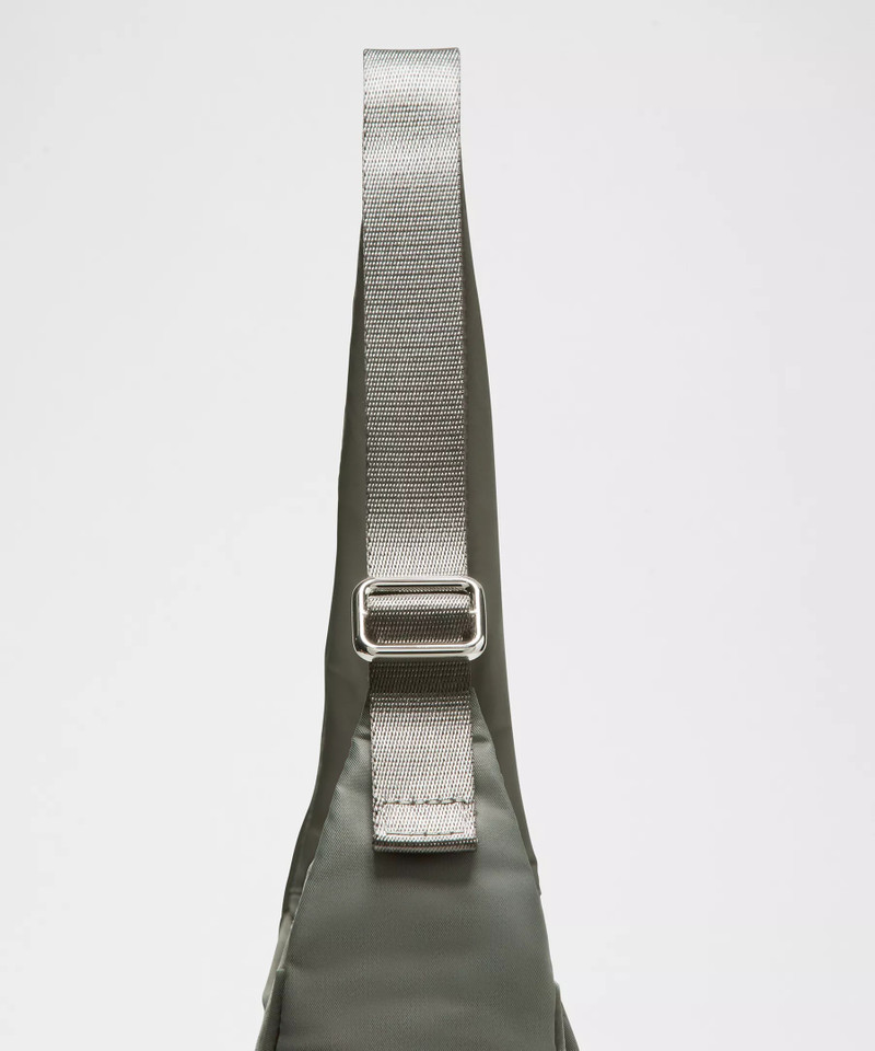 City Essentials Shoulder Bag 4L 4