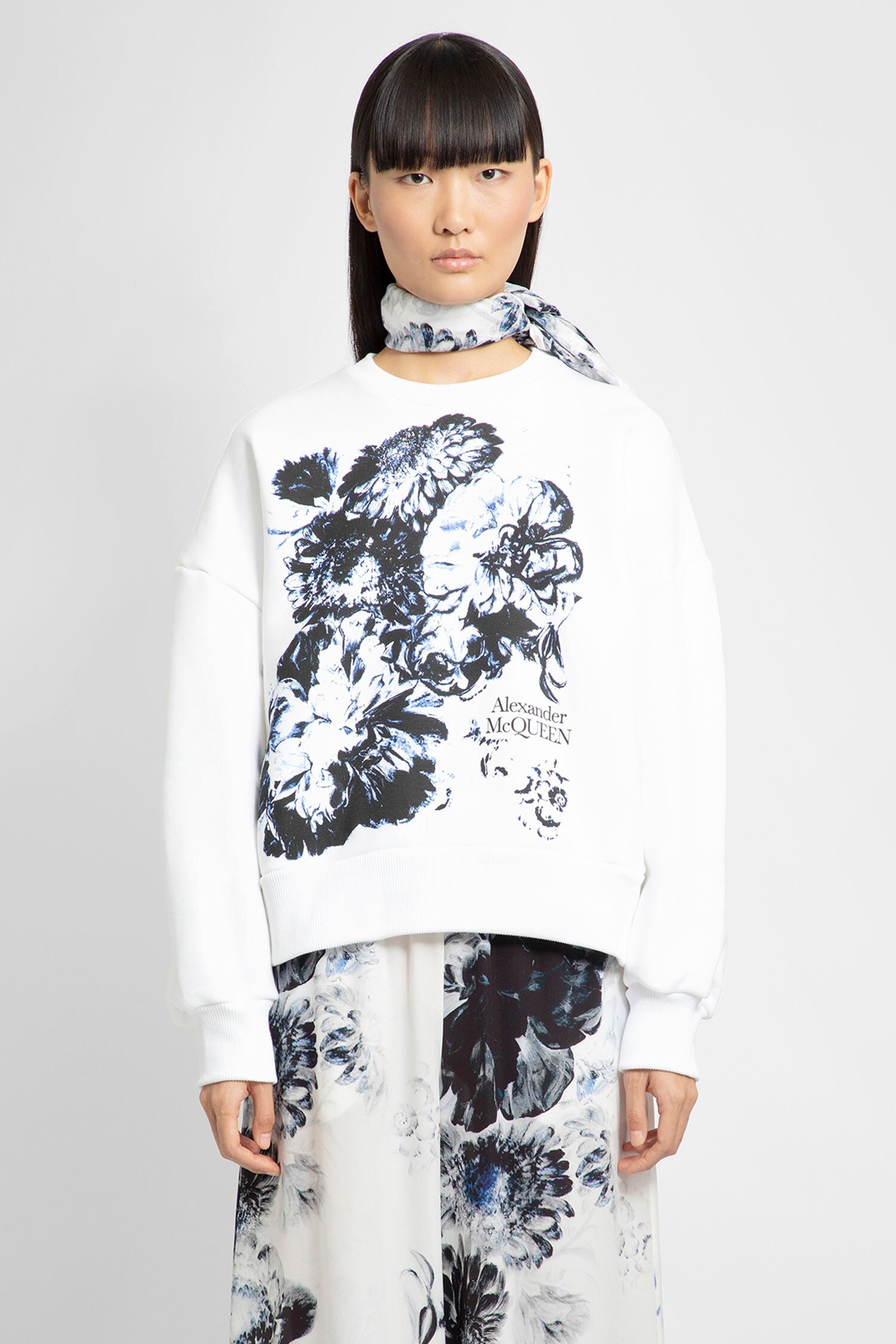 Flower-Graphic-Sweatshirt - 1