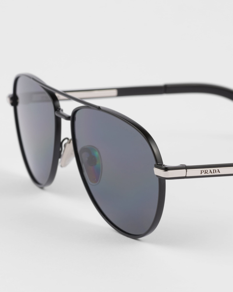 Sunglasses with iconic metal plaque 5