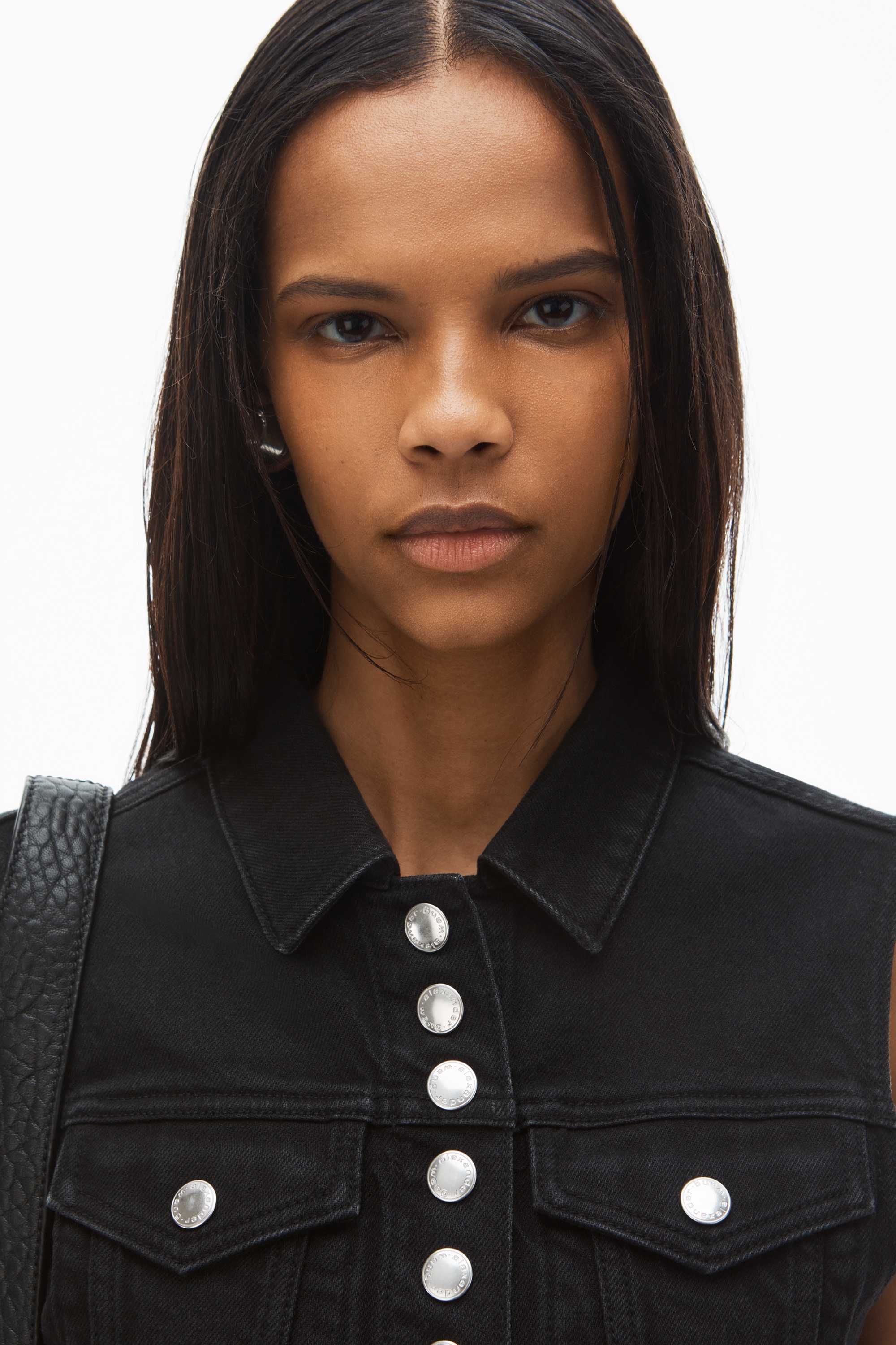 cropped trucker vest in comfort-stretch denim - 4