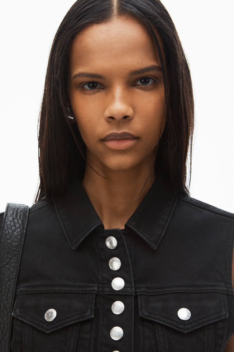 cropped trucker vest in comfort-stretch denim 4