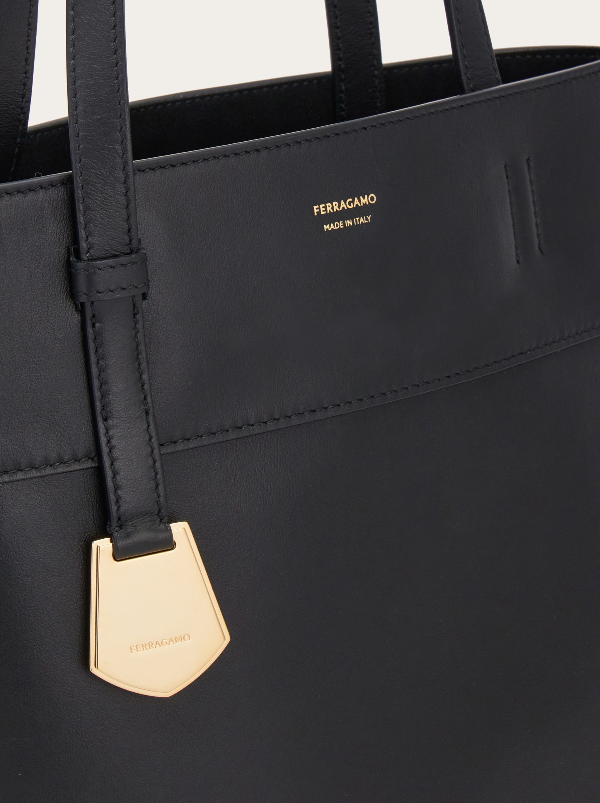Ferragamo正規品/関税送料込み North-South charming tote bag FERRAGAMO North-South charming tote bag (S) | REVERSIBLE