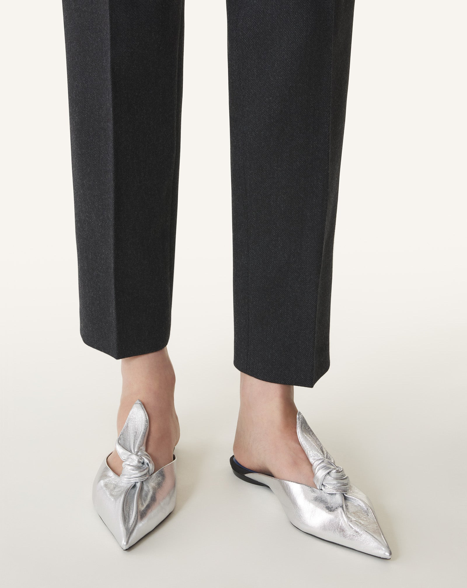 MIDNIGHT STEP BOW MULE IN METALLIC LEATHER - 6