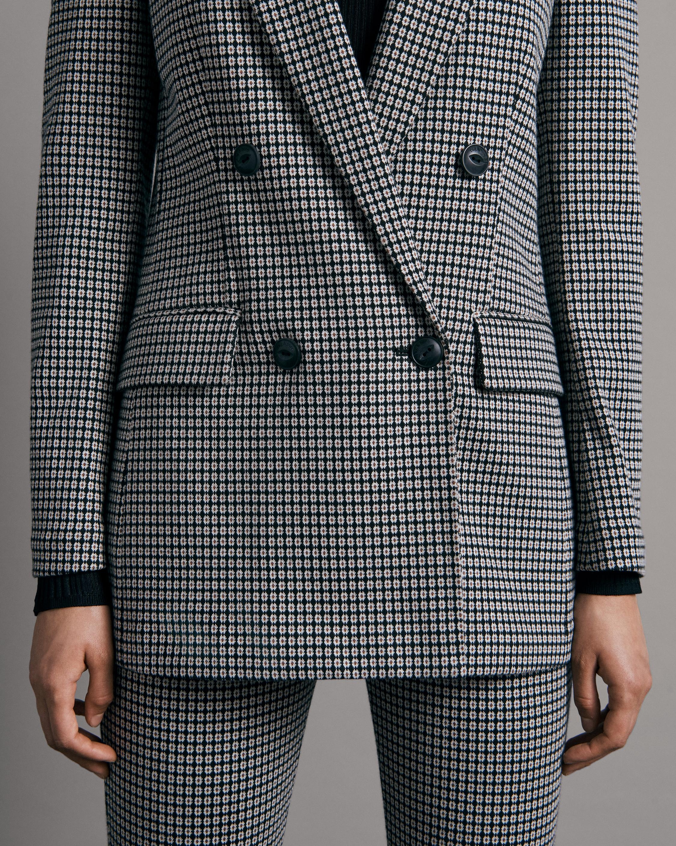 Andie Geo Cotton Blazer
Classic Fit Blazer - 6