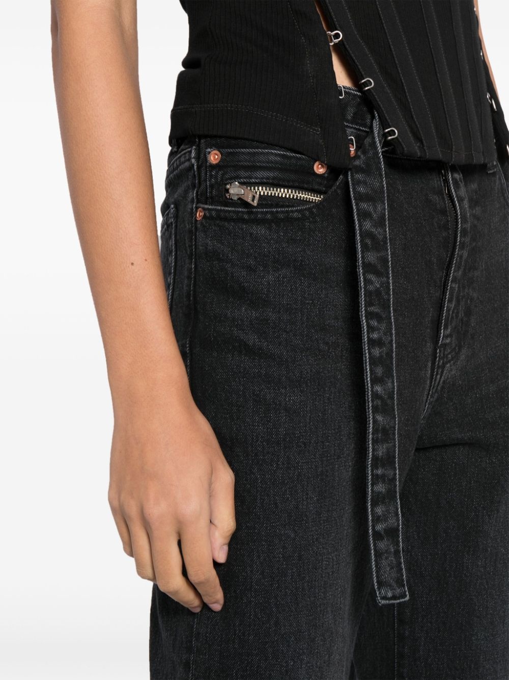 straight-leg belted cropped jeans - 5