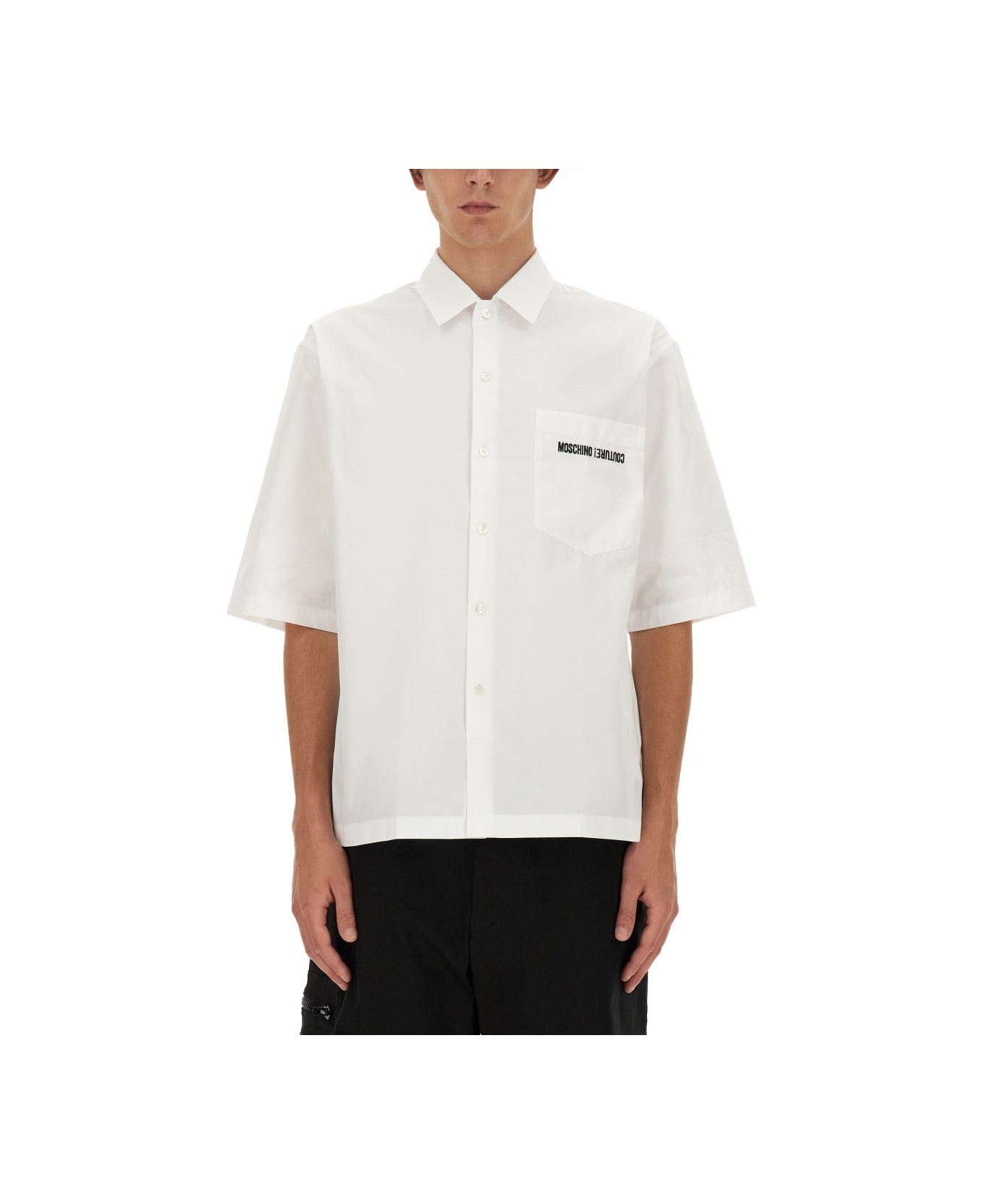 Tシャツ・カットソー Moschino FW24 UPSIDEDOWN LOGO SHIRT (02267035_1001) Moschino Upsidedown Logo Shirt | REVERSIBLE
