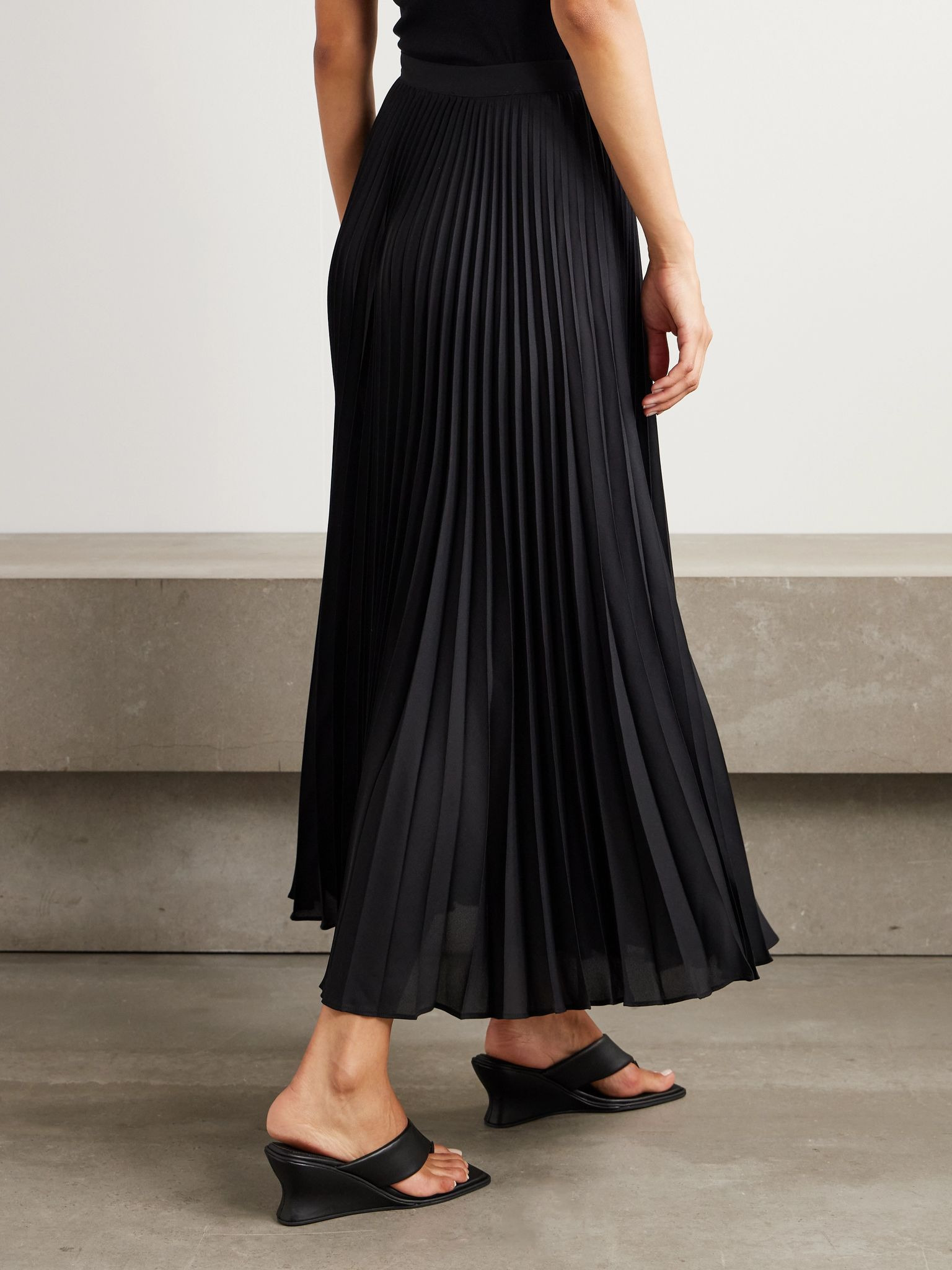 Pleated crepe midi skirt Black - 4