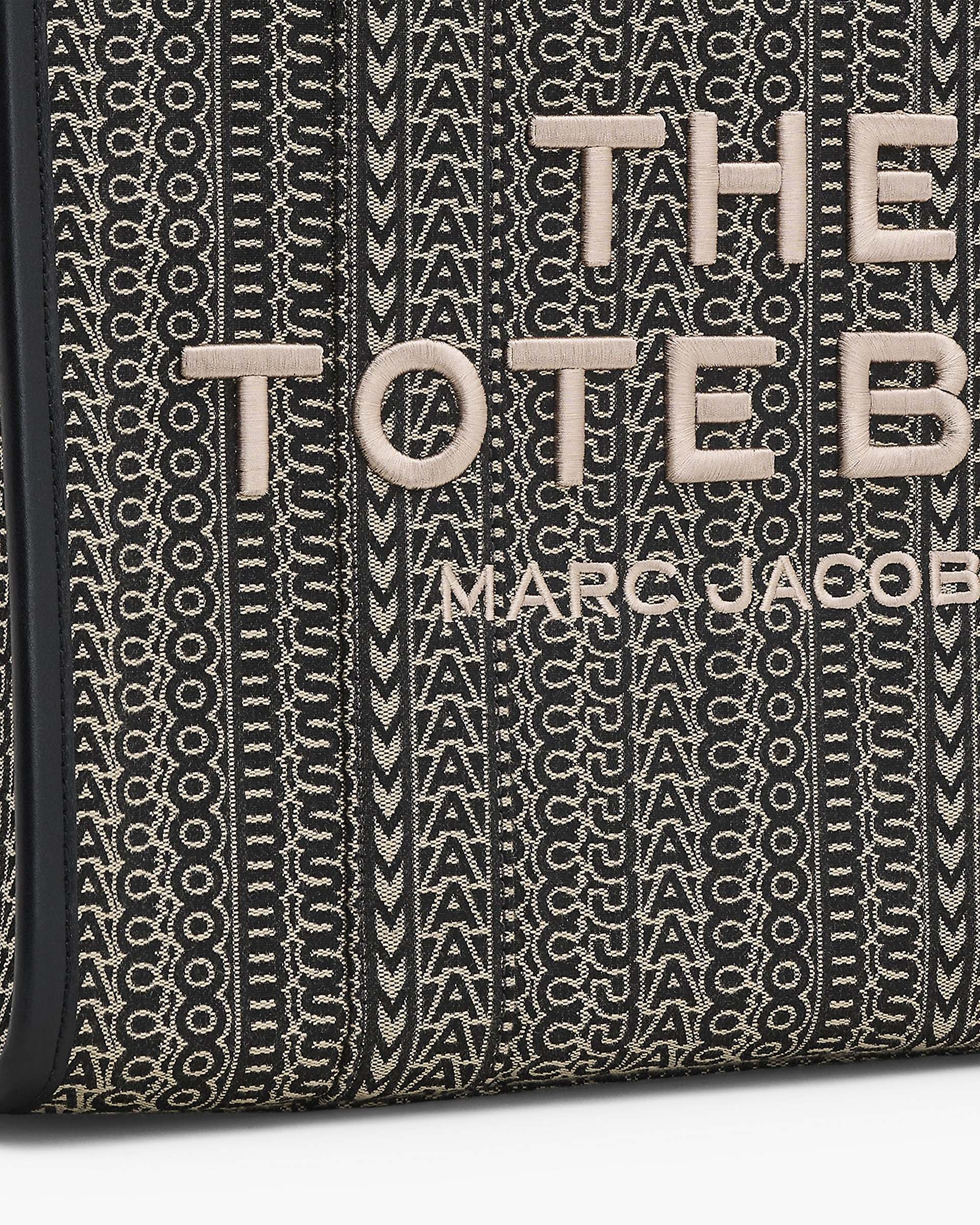 トートバッグ MARC JACOBS 'The Monogram Large Tote' shopping bag 24039413_54813206_600.jpg