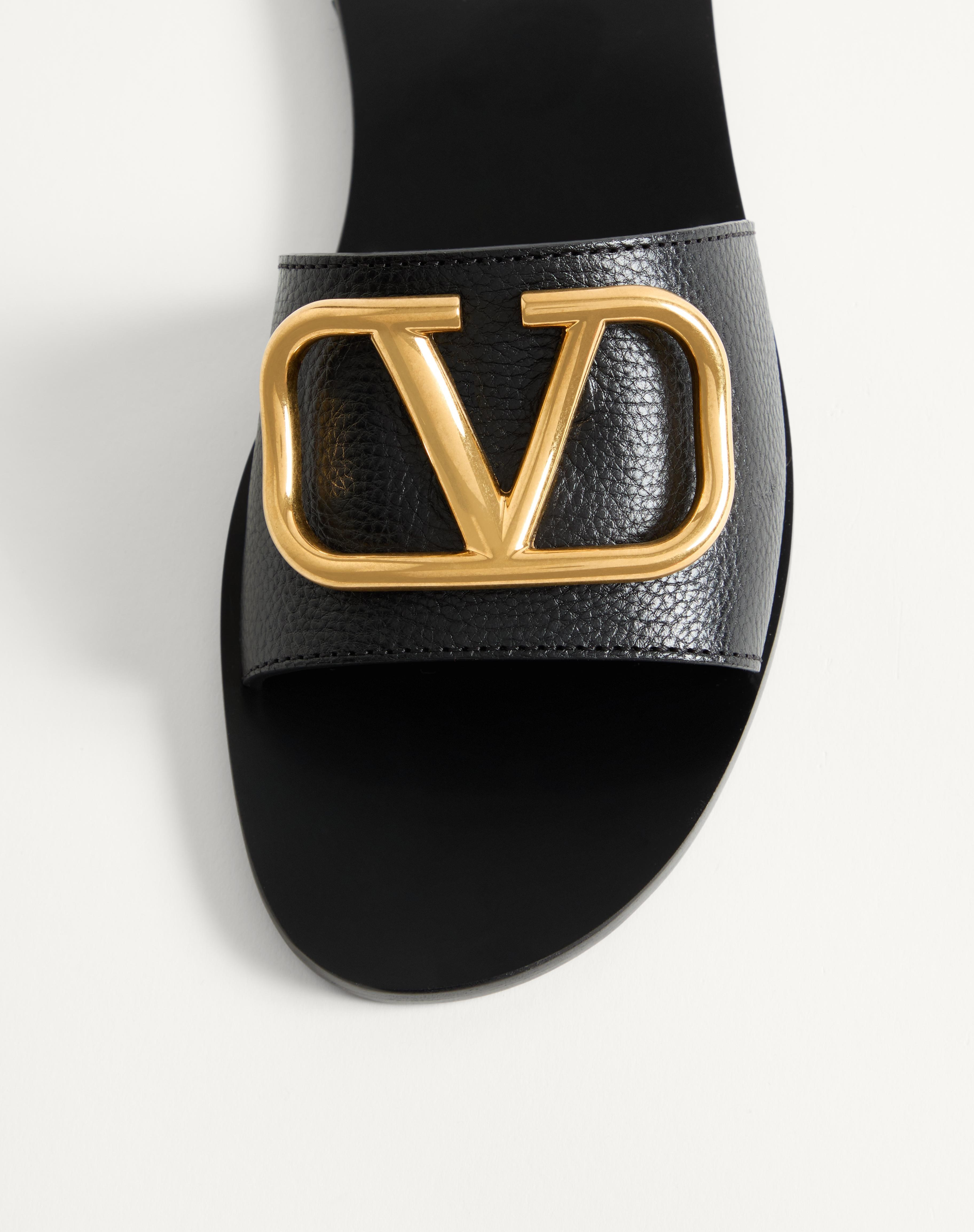 VLOGO SIGNATURE SLIDE SANDAL IN GRAINY COWHIDE WITH ACCESSORY - 6