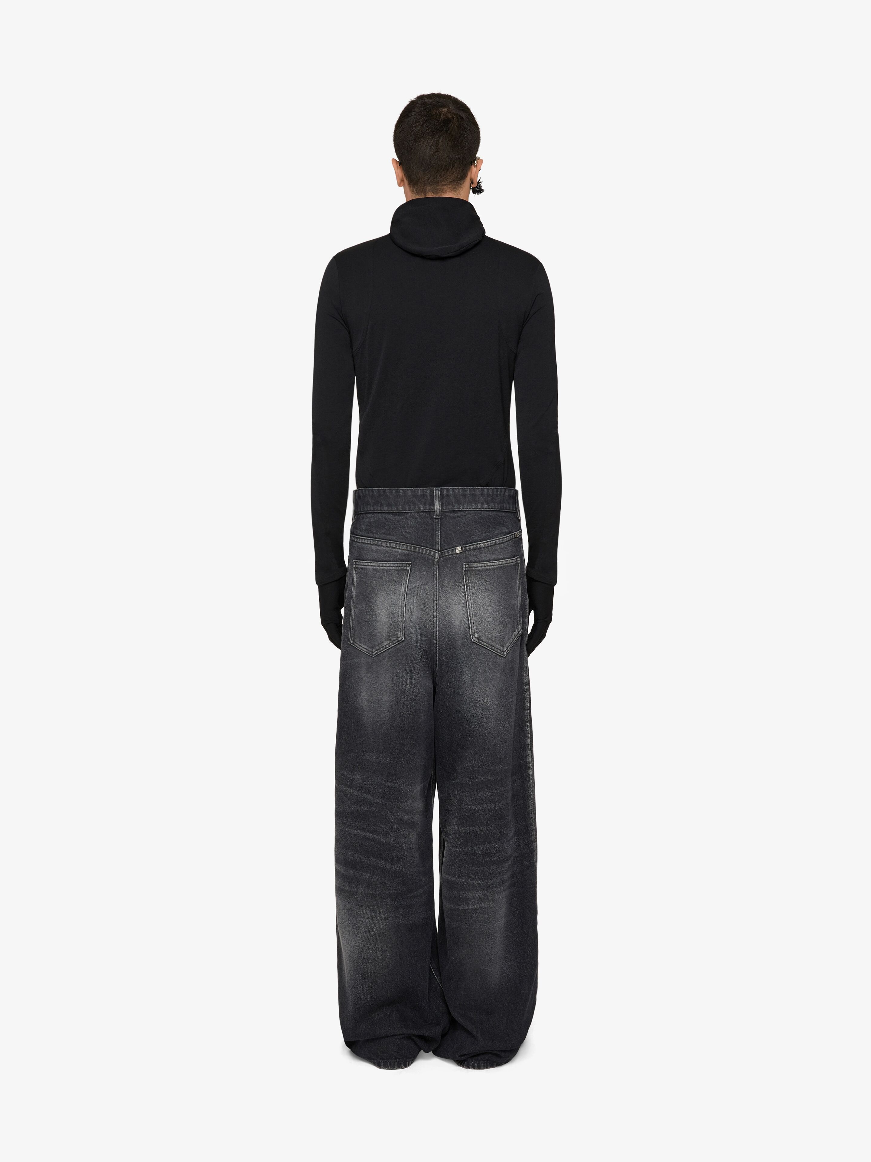 OVERSIZED JEANS IN WASHED-OUT DENIM - 4