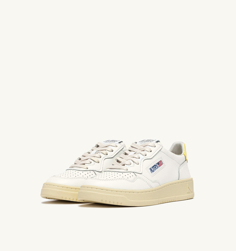 AUTRY MEDALIST LOW SNEAKERS IN WHITE LEATHER AND LEMON MERINGUE outlook