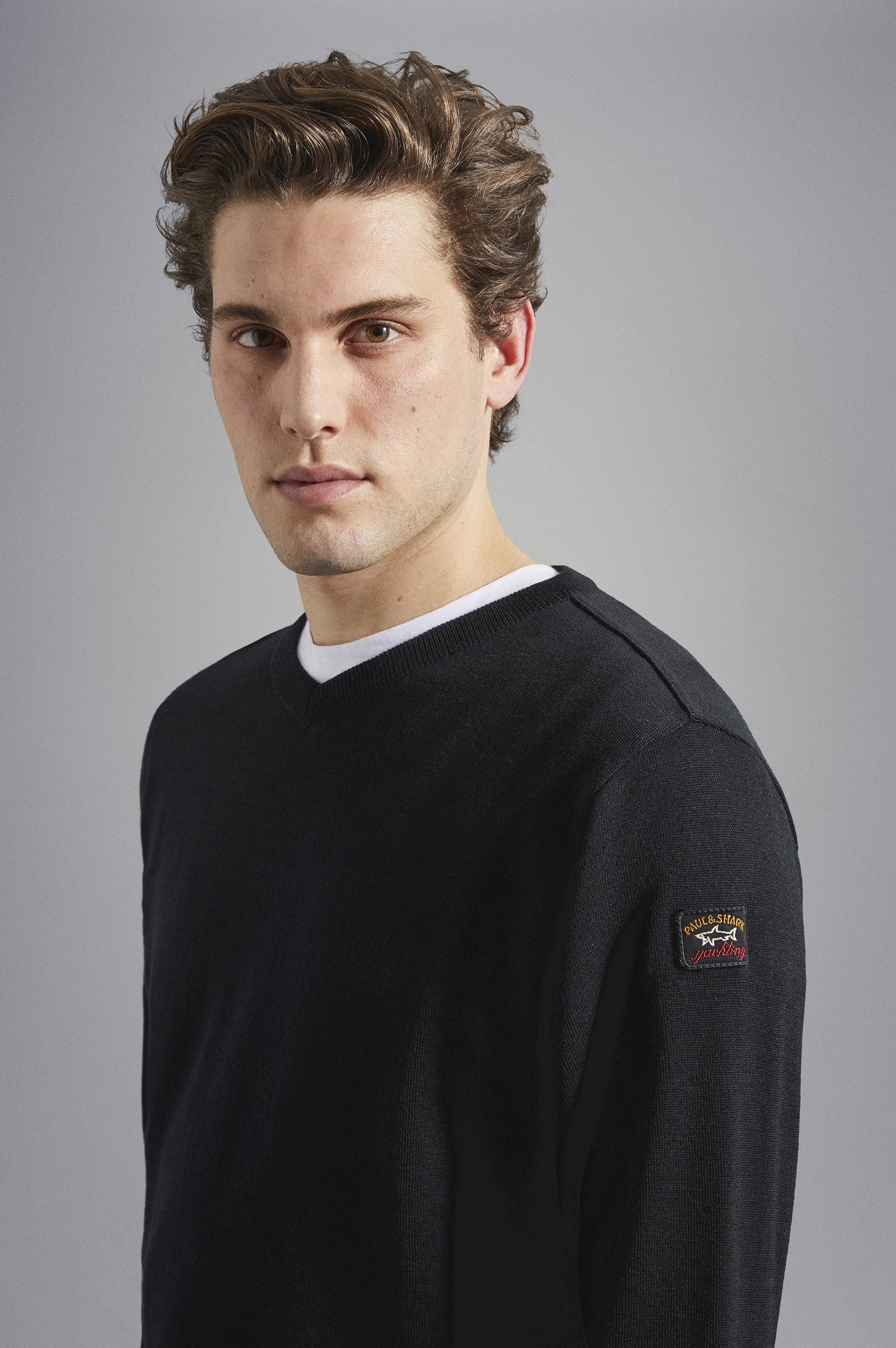 MERINO WOOL V-NECK WITH ICONIC BADGE - 4
