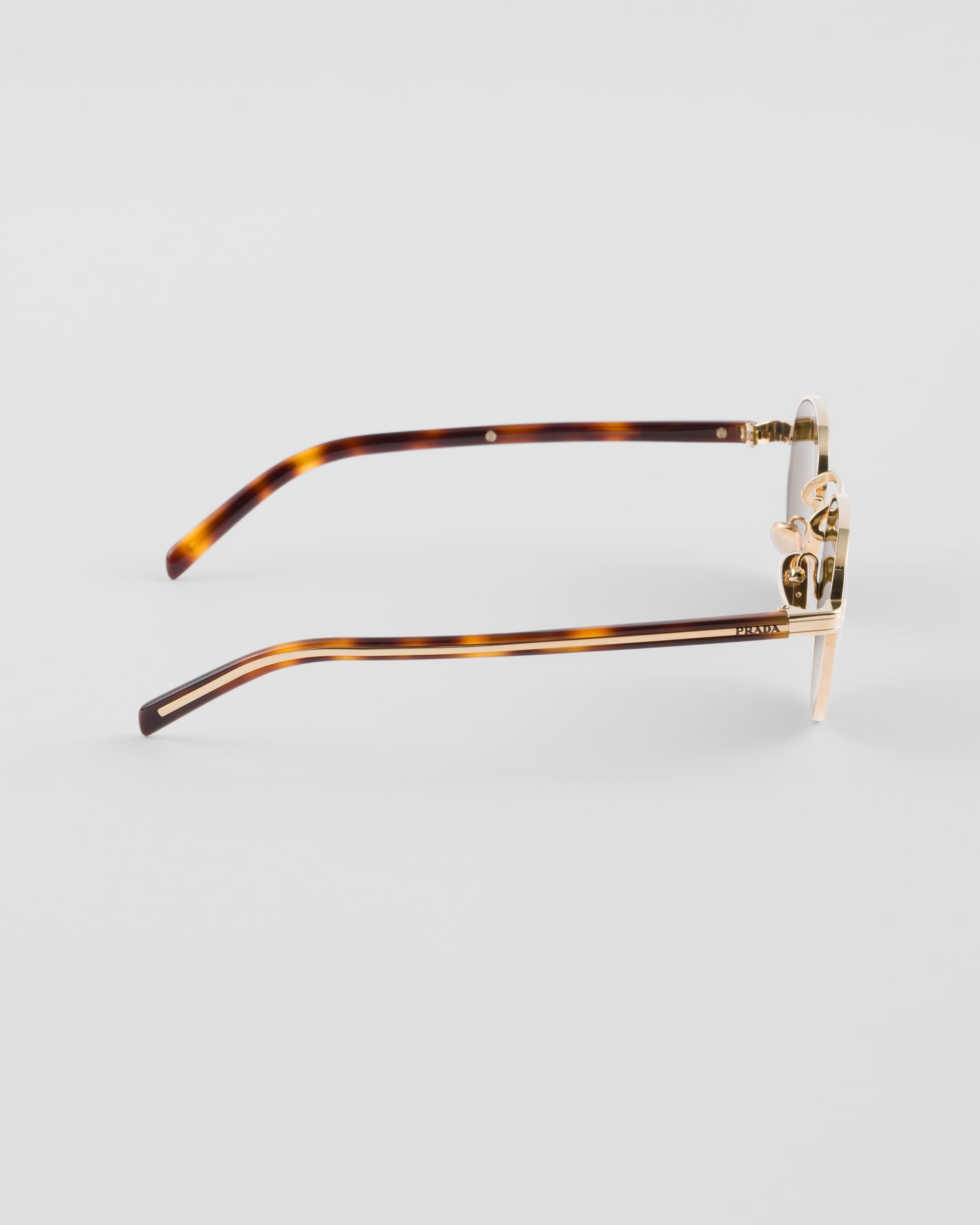 Sunglasses with the iconic metal plaque - 4