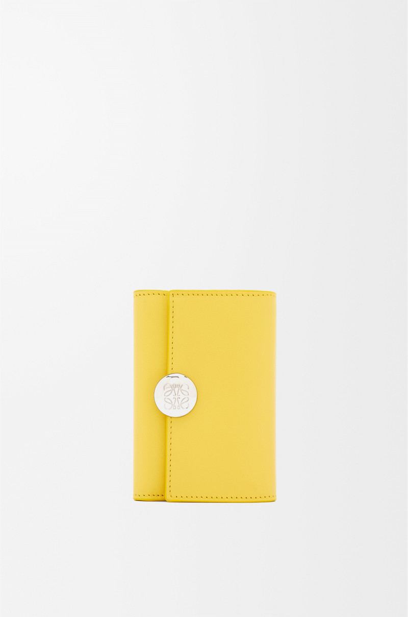 Pebble small vertical wallet in shiny nappa calfskin 1