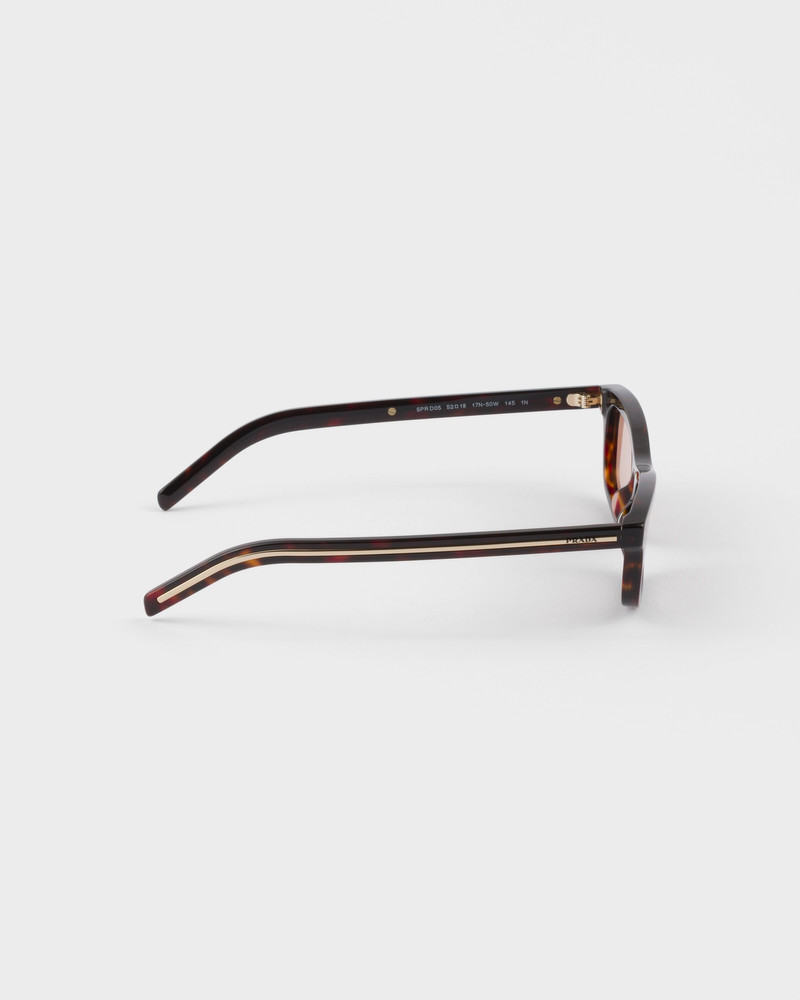 Sunglasses with the iconic metal plaque 4