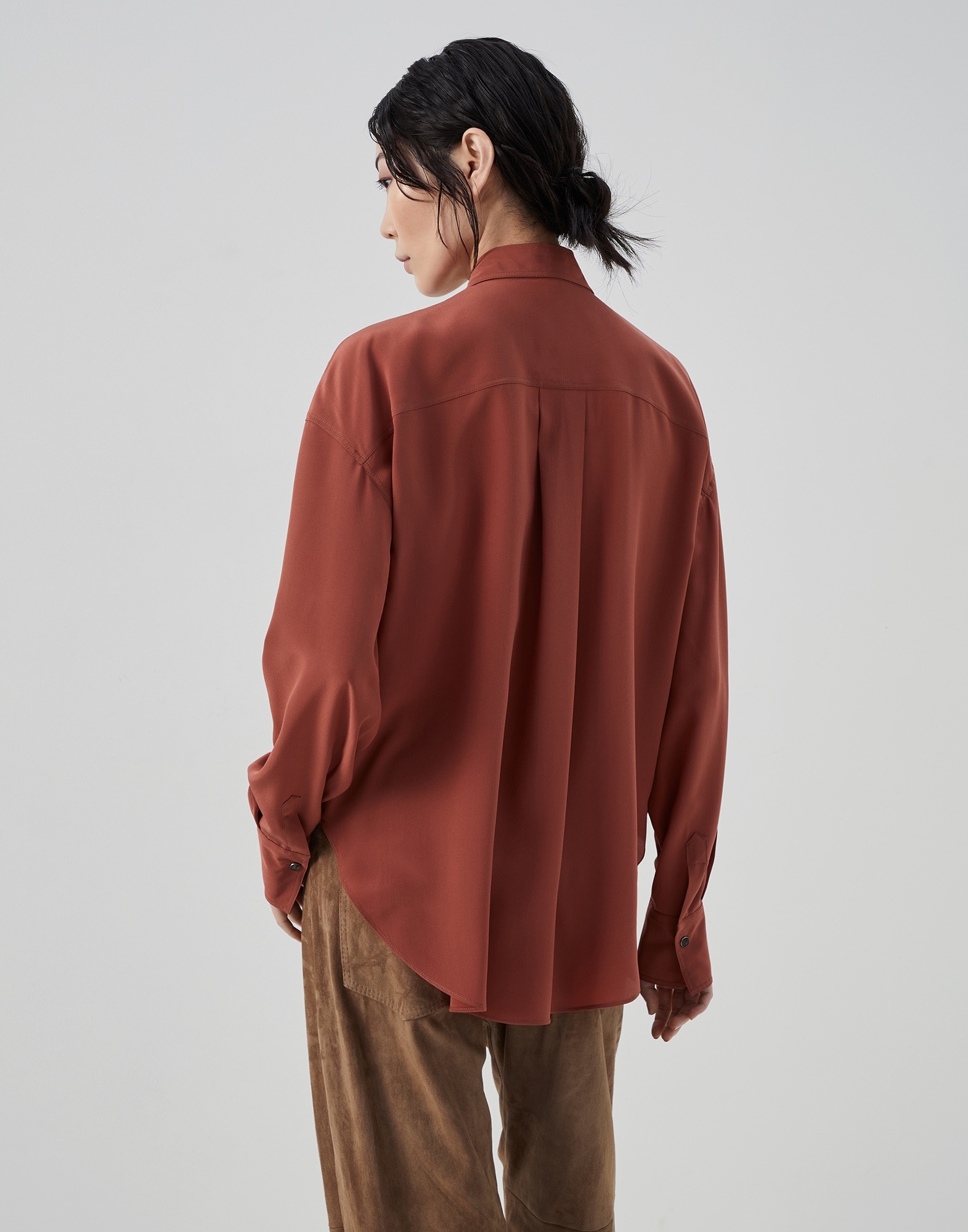 Silk crêpe de Chine shirt with shiny tab - 2