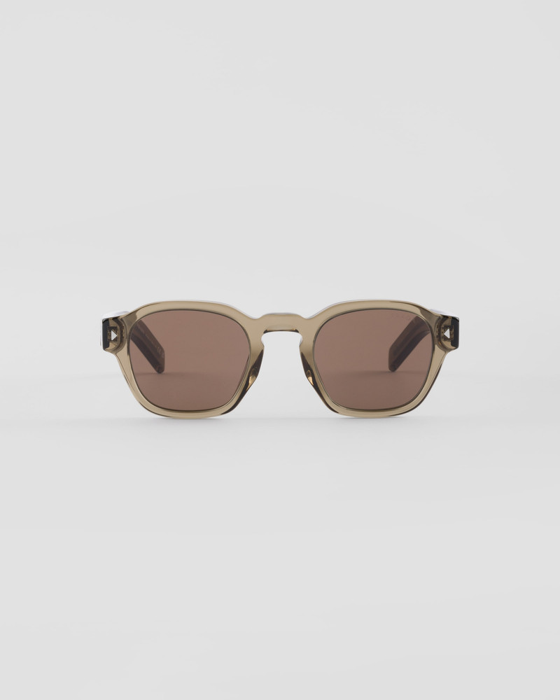 Sunglasses with the iconic metal plaque 1